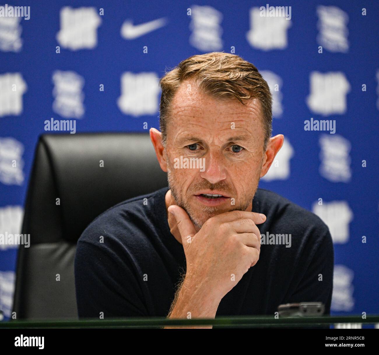 September 2023; St Andrews, Birmingham, West Midlands, England; Gary Rowett, Manager von Millwall, hört sich auf der Pressekonferenz nach dem Spiel eine Frage an Stockfoto