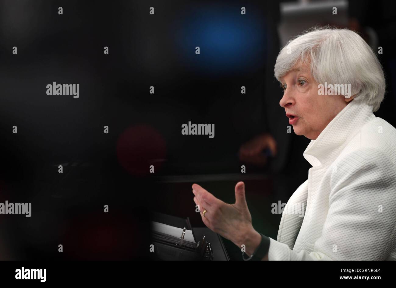 170920 -- WASHINGTON, 20. September 2017 -- die Vorsitzende der US-Notenbank Janet Yellen spricht während einer Pressekonferenz in Washington D.C., der Hauptstadt der Vereinigten Staaten, am 20. September 2017. Die US-Notenbank Federal Reserve hat am Mittwoch den Zinssatz unverändert gehalten, kündigte aber an, dass sie ab Oktober mit der Auflösung ihrer 4,5 Billionen US-Dollar-Bilanz beginnen wird, ein weiterer Schritt, um die lockere Geldpolitik zu beenden. US-WASHINGTON D.C.-FEDERAL RESERVE-BALANCE-REDUCTION YINXBOGU PUBLICATIONXNOTXINXCHN Stockfoto