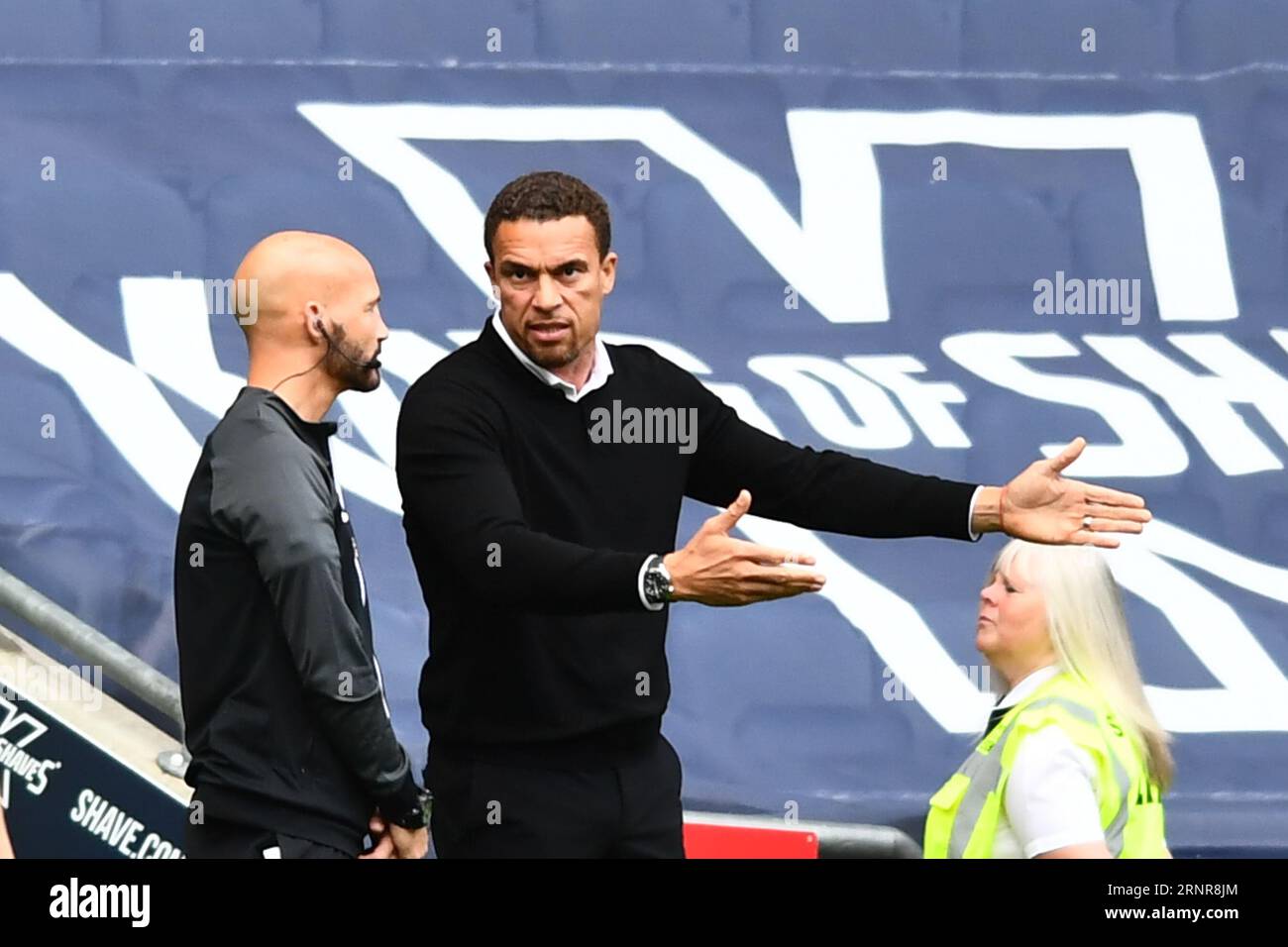 Manager Valerien Ismael (Manager Watford) spricht über den Elfmeterpreis an Coventry mit viertem Offiziellen während des Sky Bet Championship-Spiels zwischen Coventry City und Watford in der Coventry Building Society Arena, Coventry am Samstag, den 2. September 2023. (Foto: Kevin Hodgson | MI News) Credit: MI News & Sport /Alamy Live News Stockfoto