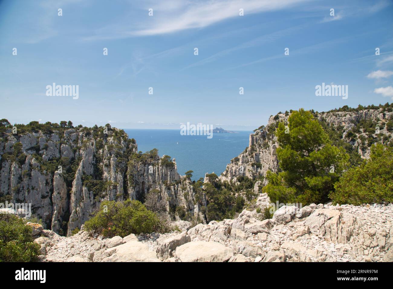 Die Calanques (frankreich) mit ihren beeindruckenden Felsen, Pflanzen und kristallklarem Wasser Stockfoto