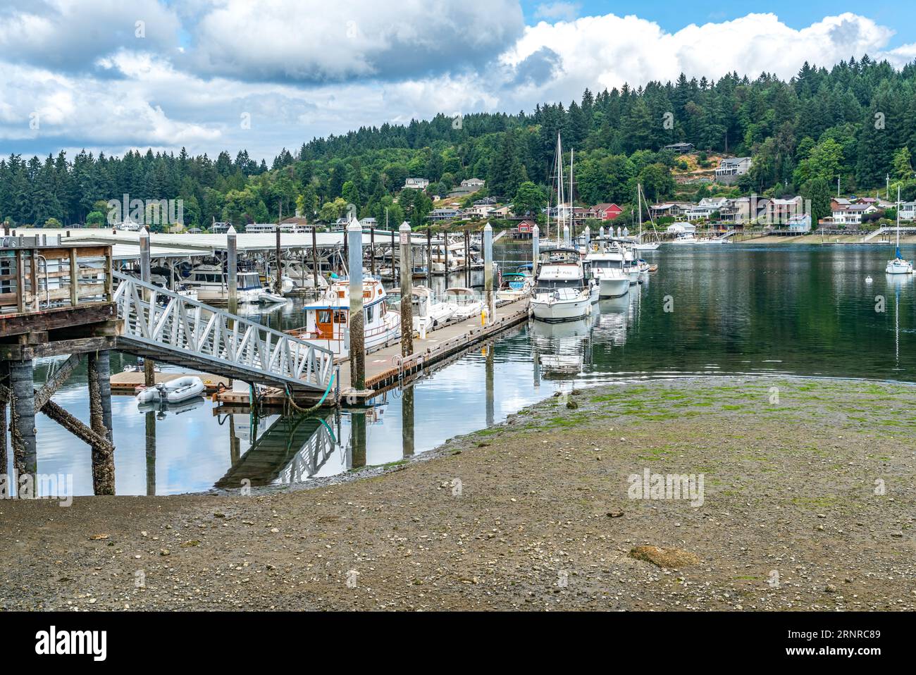 Ein Blick auf ein Dock am Jachthafen in Gig Harbor, Washington. Stockfoto