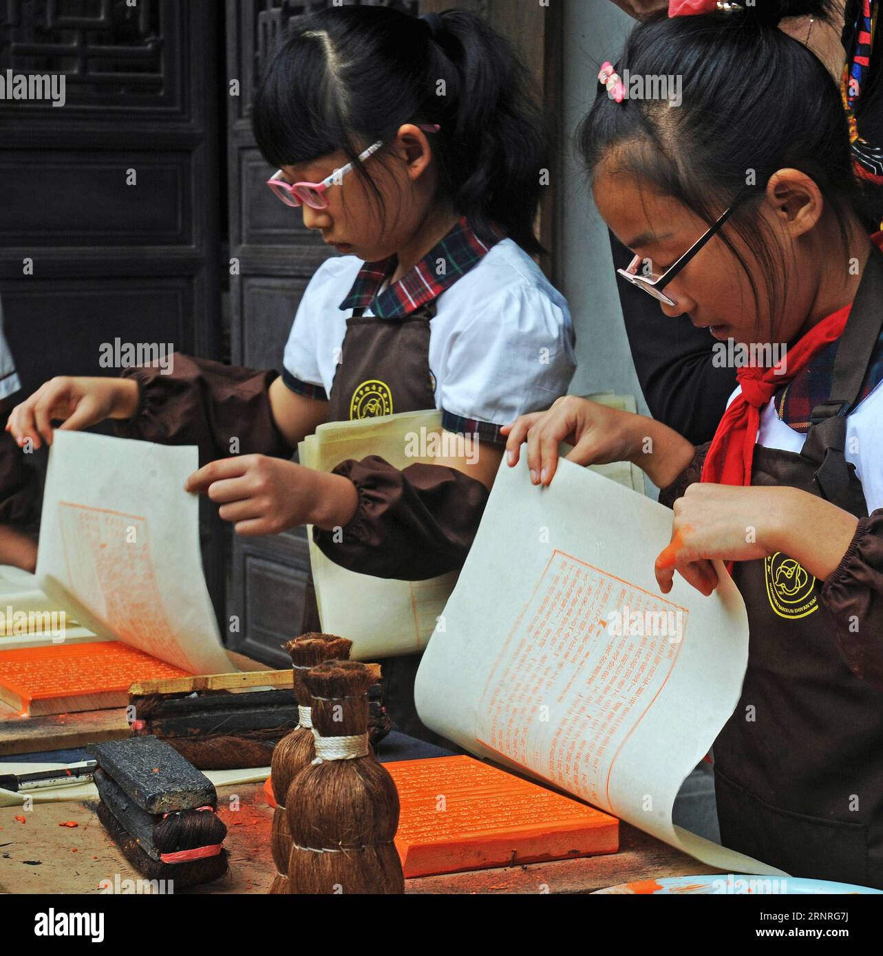 (170930) -- HUZHOU, 30. September 2017 -- Schüler der experimentellen Grundschule Nanxun üben Holzschnitt in Huzhou, ostchinesische Provinz Zhejiang, 29. September 2017. Mehr als 100 Schüler haben in einer Hobbyklasse, die seit 2015 von der Grundschule und der Jiayetang-Bibliothek abgehalten wird, Grundkenntnisse des Holzschnitzdrucks erworben. ) (Zkr) CHINA-HUZHOU-WOODBLOCK PRINTING(CN) TanxJin PUBLICATIONxNOTxINxCHN Stockfoto