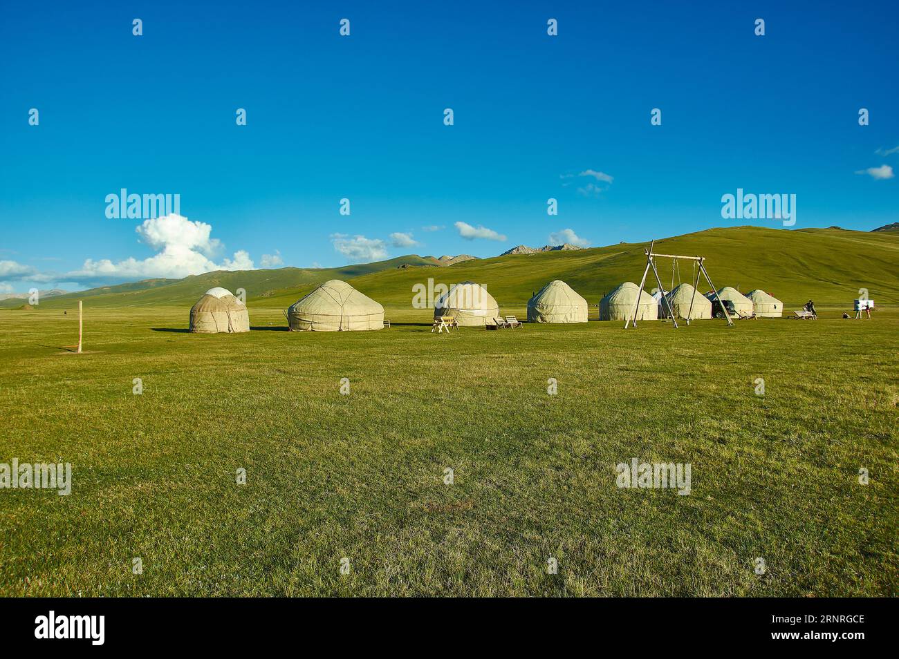 Der Bergsee Son kul in kirgisistan liegt auf einer Höhe von über 3000 Metern Stockfoto Der Bergsee Son kul in kirgisistan liegt auf einer Höhe von über 3000 Metern Stockfoto