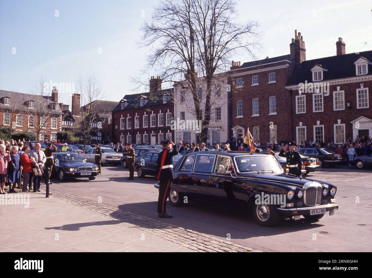 Birgitte, die Herzogin von Gloucester, kommt in der Kathedrale von Gloucester für das Gloucester Regiment Servi am 26. März 1994 an. Foto des Henshaw Archivs Stockfoto