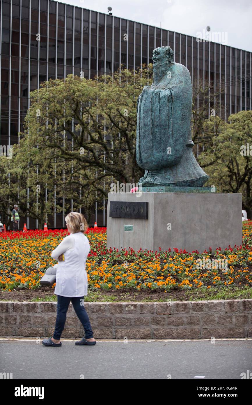 (171001) -- CURITIBA, 1. Oktober 2017 -- Eine Frau geht am 30. September 2017 an der neu enthüllten Confucius-Bronzestatue auf dem China Plaza in Curitiba, Brasilien vorbei. Eine imposante Bronzestatue des chinesischen Philosophen Konfucius wurde am Samstag in Curitiba, der Hauptstadt des südlichen brasilianischen Bundesstaates Parana, als Geschenk der chinesischen Regierung enthüllt. (Zjl) BRASILIEN-CURITIBA-CONFUCIUS-STATUE-ENTHÜLLUNG LixMing PUBLICATIONxNOTxINxCHN Stockfoto