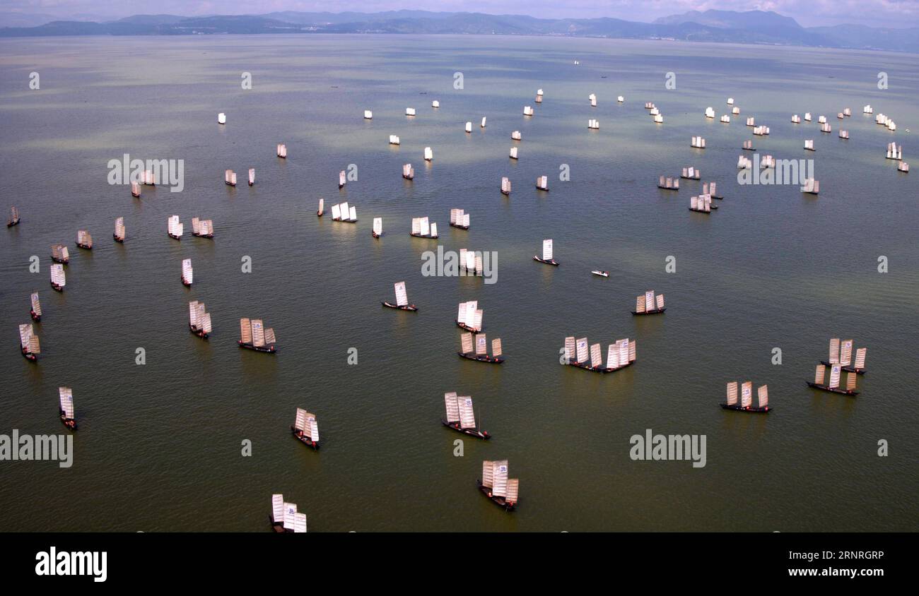 (171001) -- PEKING, 1. Oktober 2017 -- Boote setzen Segel zum Angeln auf dem Dianchi-See in Kunming, Hauptstadt der südwestchinesischen Provinz Yunnan, 30. September 2017.) XINHUA FOTO WÖCHENTLICHE AUSWAHL LinxYiguang PUBLICATIONxNOTxINxCHN Stockfoto
