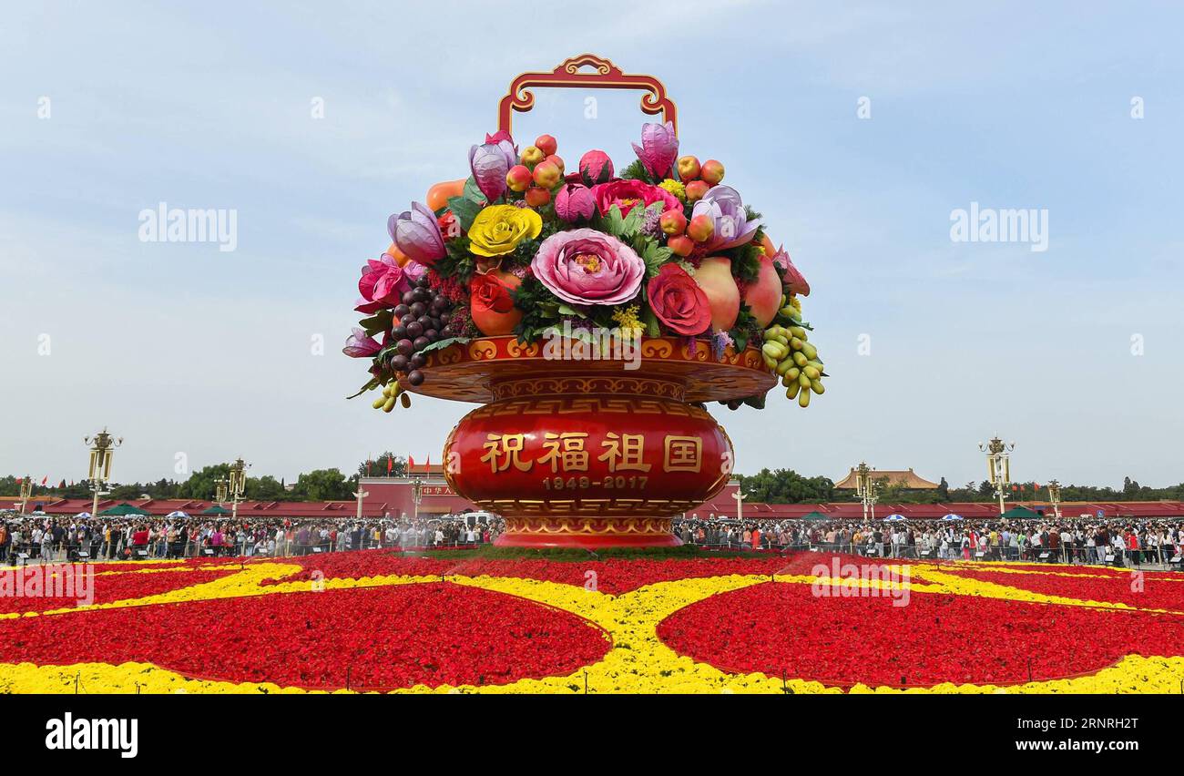 (171001) -- PEKING, 1. Oktober 2017 -- Foto aufgenommen am 1. Oktober 2017 zeigt den wichtigsten Blumenparterre auf dem Tian-Anmen-Platz im Zentrum von Peking, der Hauptstadt Chinas. Peking ist mit dekorativen Blumenbeeten dekoriert, um dem chinesischen Nationalfeiertag, der am Sonntag fiel, eine festliche Atmosphäre zu verleihen. ) (wyl) CHINA-BEIJING-FLOWER PARTERRES-NATIONAL DAY (CN) LixHe PUBLICATIONxNOTxINxCHN Stockfoto