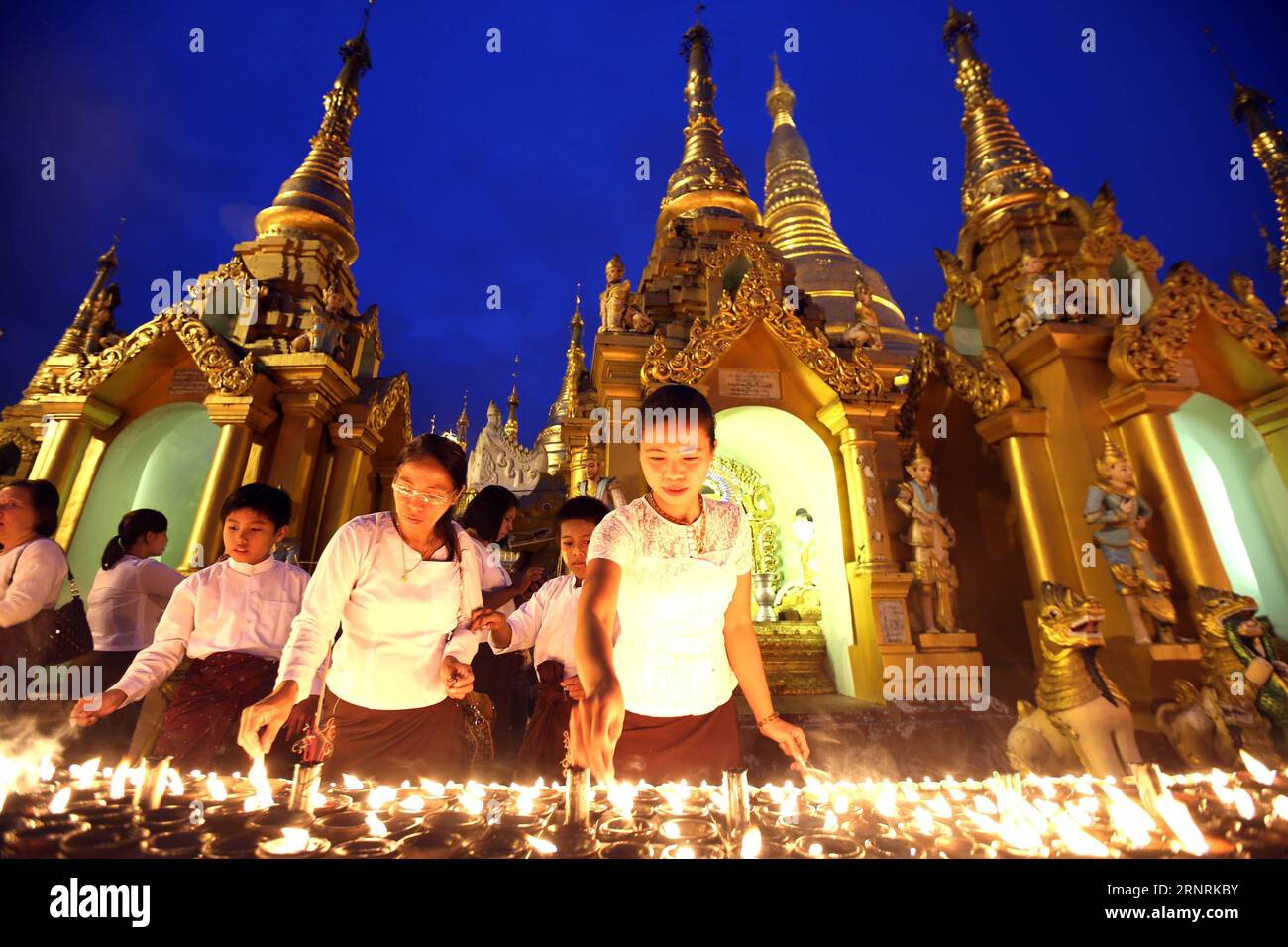 (171005) -- , 5. Oktober 2017 -- Menschen zünden Kerzen in der Shwedagon-Pagode während des Thadingyut-Festivals in Myanmar am 5. Oktober 2017 an. Das Thadingyut Festival, das Lighting Festival of Myanmar, findet am Vollmondtag des burmesischen Mondmonats Thadingyut statt. U Aung) (dtf) MYANMAR--thadingyut FESTIVAL yangon PUBLICATIONxNOTxINxCHN Stockfoto