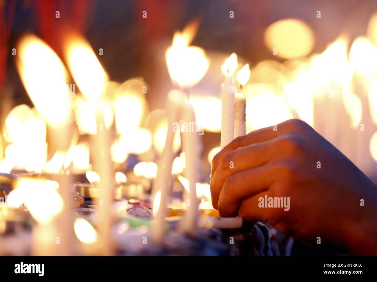 (171005) -- , 5. Oktober 2017 -- Ein Mann zündet Kerzen in der Shwedagon-Pagode während des Thadingyut-Festivals in Myanmar am 5. Oktober 2017 an. Das Thadingyut Festival, das Lighting Festival of Myanmar, findet am Vollmondtag des burmesischen Mondmonats Thadingyut statt. U Aung) (dtf) MYANMAR--thadingyut FESTIVAL yangon PUBLICATIONxNOTxINxCHN Stockfoto