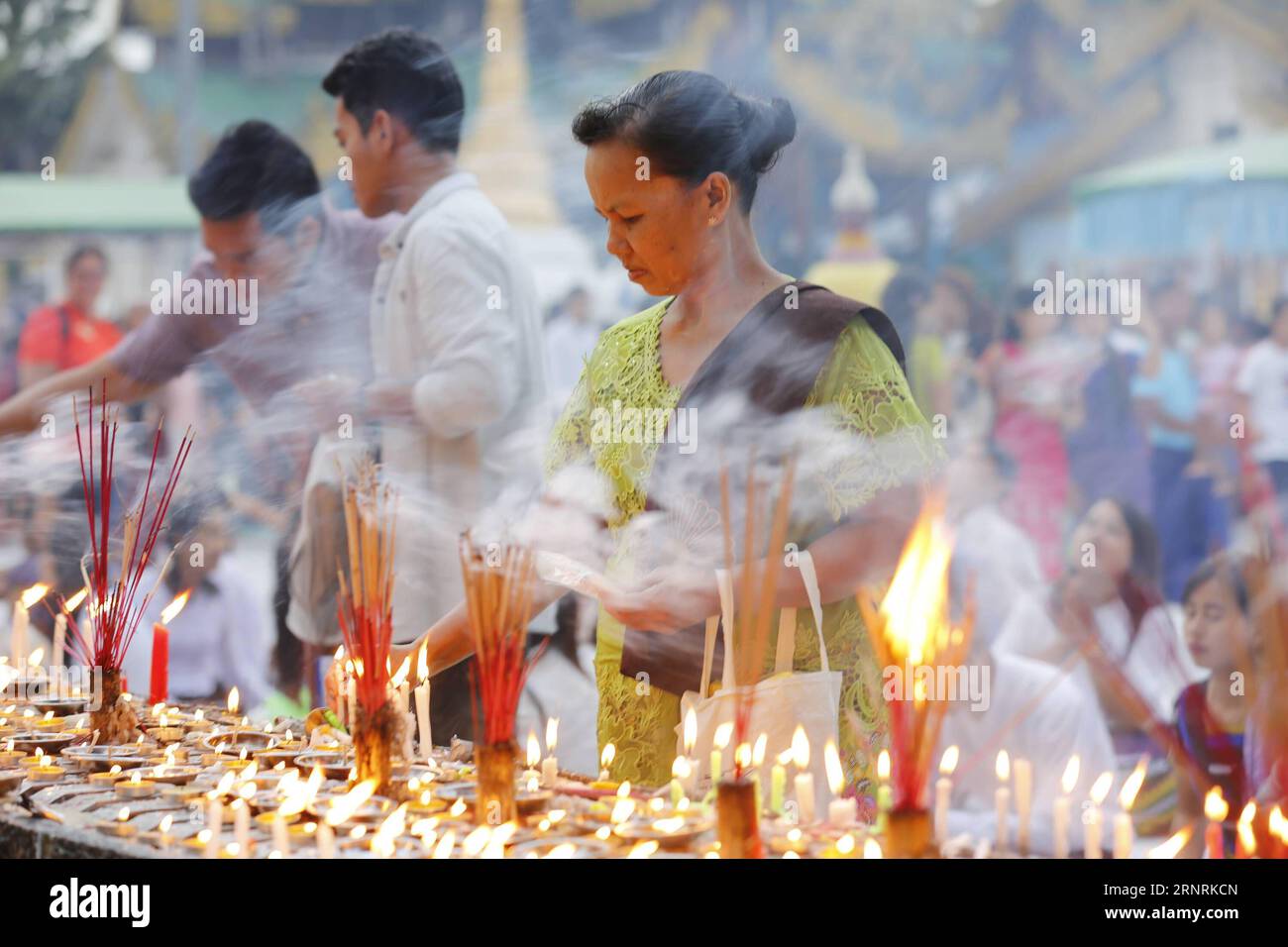 (171005) -- , 5. Oktober 2017 -- Eine Frau zündet während des Thadingyut-Festivals in Myanmar am 5. Oktober 2017 Kerzen in der Shwedagon-Pagode an. Das Thadingyut Festival, das Lighting Festival of Myanmar, findet am Vollmondtag des burmesischen Mondmonats Thadingyut statt. U Aung) (dtf) MYANMAR--thadingyut FESTIVAL yangon PUBLICATIONxNOTxINxCHN Stockfoto