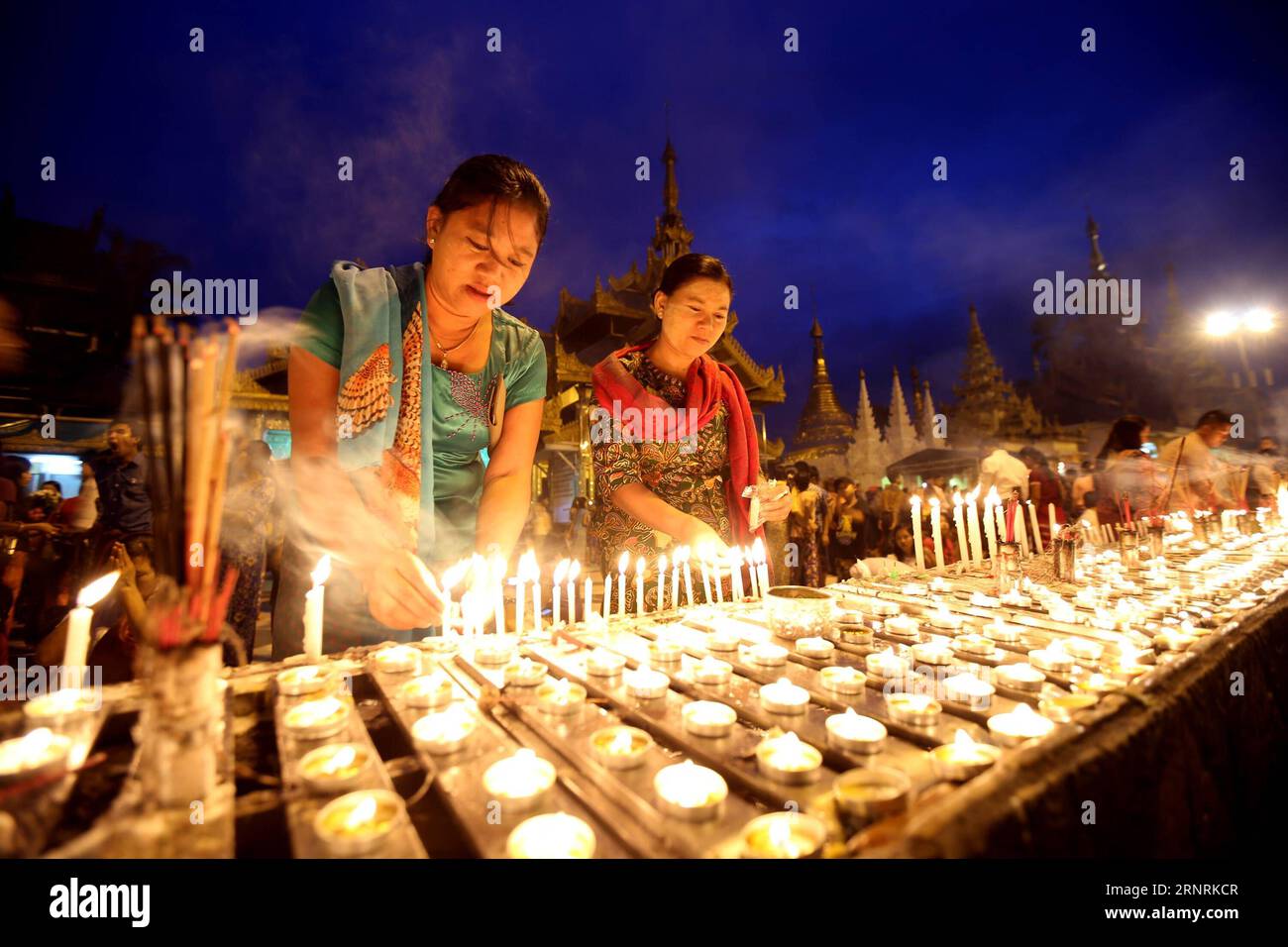 (171005) -- , 5. Oktober 2017 -- Frauen zünden Kerzen in der Shwedagon-Pagode während des Thadingyut-Festivals in Myanmar am 5. Oktober 2017 an. Das Thadingyut Festival, das Lighting Festival of Myanmar, findet am Vollmondtag des burmesischen Mondmonats Thadingyut statt. U Aung) (dtf) MYANMAR--thadingyut FESTIVAL yangon PUBLICATIONxNOTxINxCHN Stockfoto