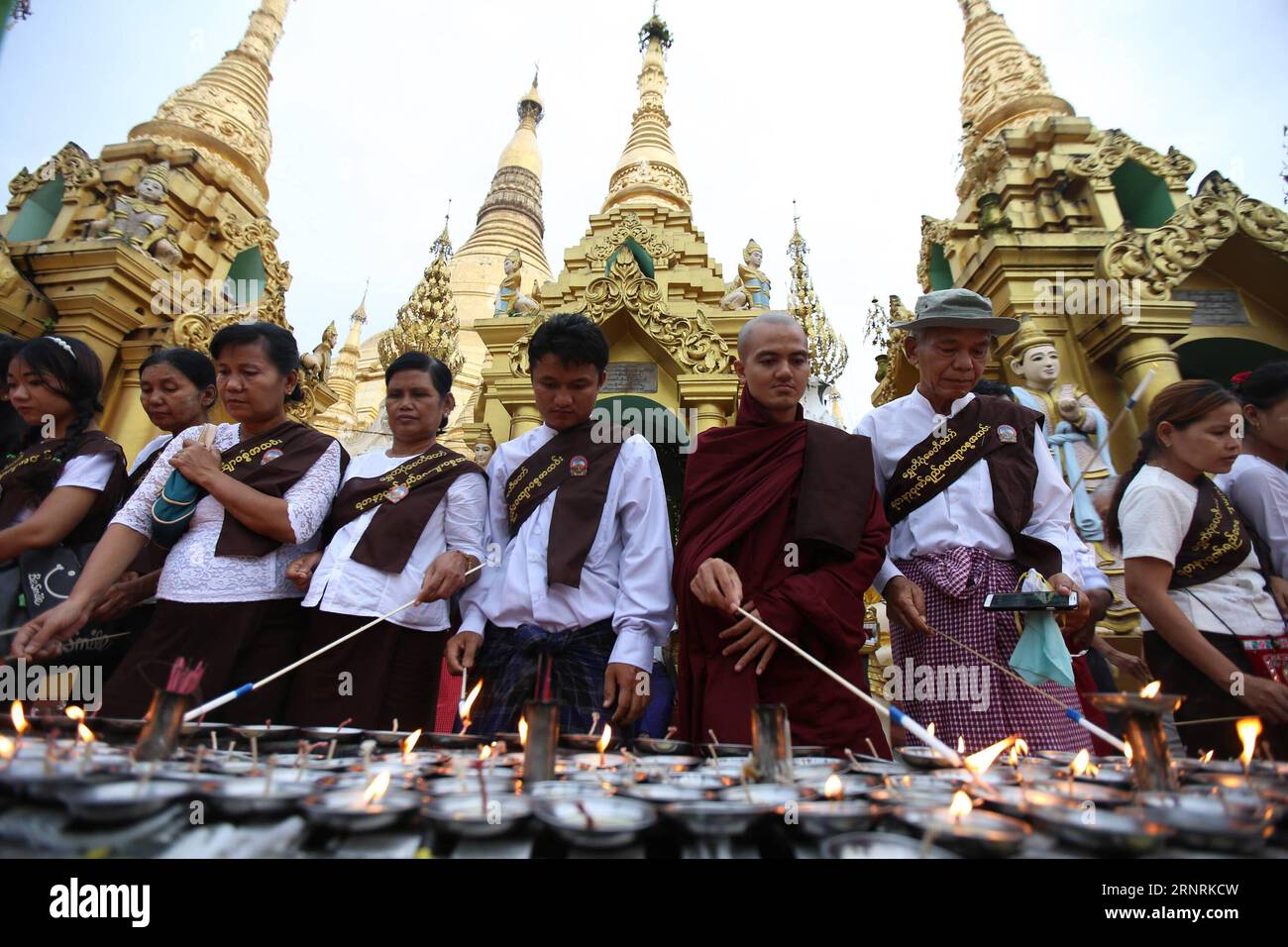(171005) -- , 5. Oktober 2017 -- Devotees zünden Kerzen in der Shwedagon-Pagode während des Thadingyut-Festivals in Myanmar am 5. Oktober 2017 an. Das Thadingyut Festival, das Lighting Festival of Myanmar, findet am Vollmondtag des burmesischen Mondmonats Thadingyut statt. U Aung) (dtf) MYANMAR--thadingyut FESTIVAL yangon PUBLICATIONxNOTxINxCHN Stockfoto