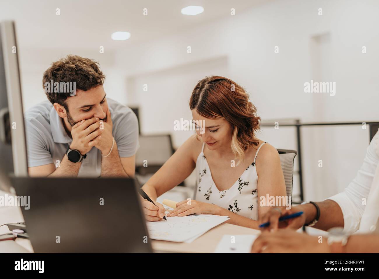 Verschiedenartiges Business-Team, das an Projekten in modernen Büros mitarbeitet, Gewinnstatistiken diskutiert, Ideen teilt und gemeinsam arbeitet. Stockfoto