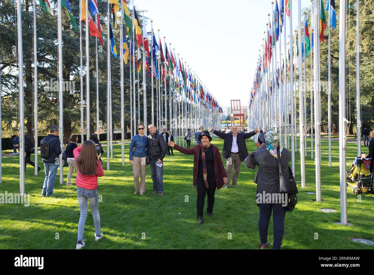 (171007) -- GENF, 7. Oktober 2017 -- Menschen besuchen das Palais des Nations, das Europäische Hauptquartier der Vereinten Nationen in Genf, Schweiz, 7. Oktober 2017. Das Palais des Nations öffnete am Samstag seine Tür für die Öffentlichkeit. (Jmmn) SCHWEIZ-GENF-UN-PUBLIC XuxJinquan PUBLICATIONxNOTxINxCHN Stockfoto