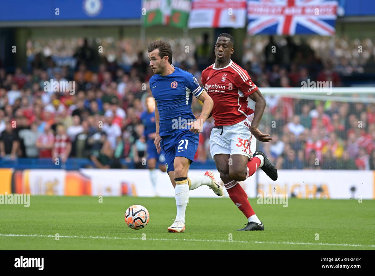 London, Großbritannien. September 2023. Ben Chilwell aus Chelsea in einem Wettbewerb mit Willy Boly aus Nottingham Forest während des Spiels Chelsea gegen Nottingham Forest in der Stamford Bridge London Credit: MARTIN DALTON/Alamy Live News Stockfoto