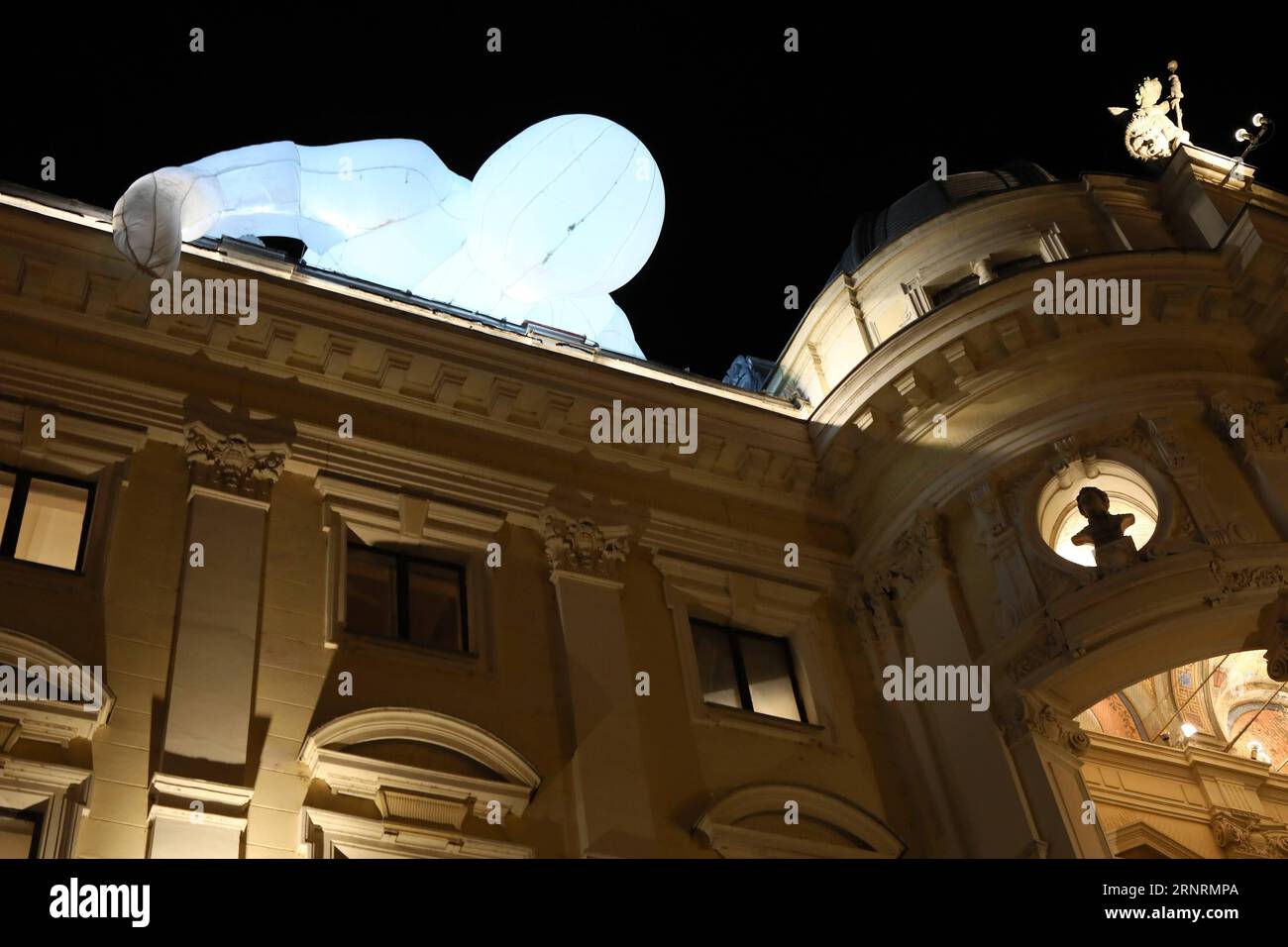 Themen der Woche (171008) -- BRATISLAVA, 8. Oktober 2017 -- Besucher beobachten ein Lichtobjekt namens Fantastic Planet-Humanoid während des Festivals für zeitgenössische Kunst White Night 2017 in Bratislava, Hauptstadt der Slowakei, am 7. Oktober 2017. ) (lrz) SLOVAKIA-BRATISLAVA-WHITE NIGHT 2017 AndrejxKlizan PUBLICATIONxNOTxINxCHN Stockfoto