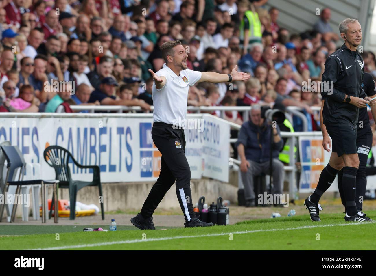 Northampton Town Manager Jon Brady während der zweiten Hälfte des Spiels der Sky Bet League 1 zwischen Northampton Town und Wycombe Wanderers im PTS Academy Stadium, Northampton am Samstag, den 2. September 2023. (Foto: John Cripps | MI News) Credit: MI News & Sport /Alamy Live News Stockfoto