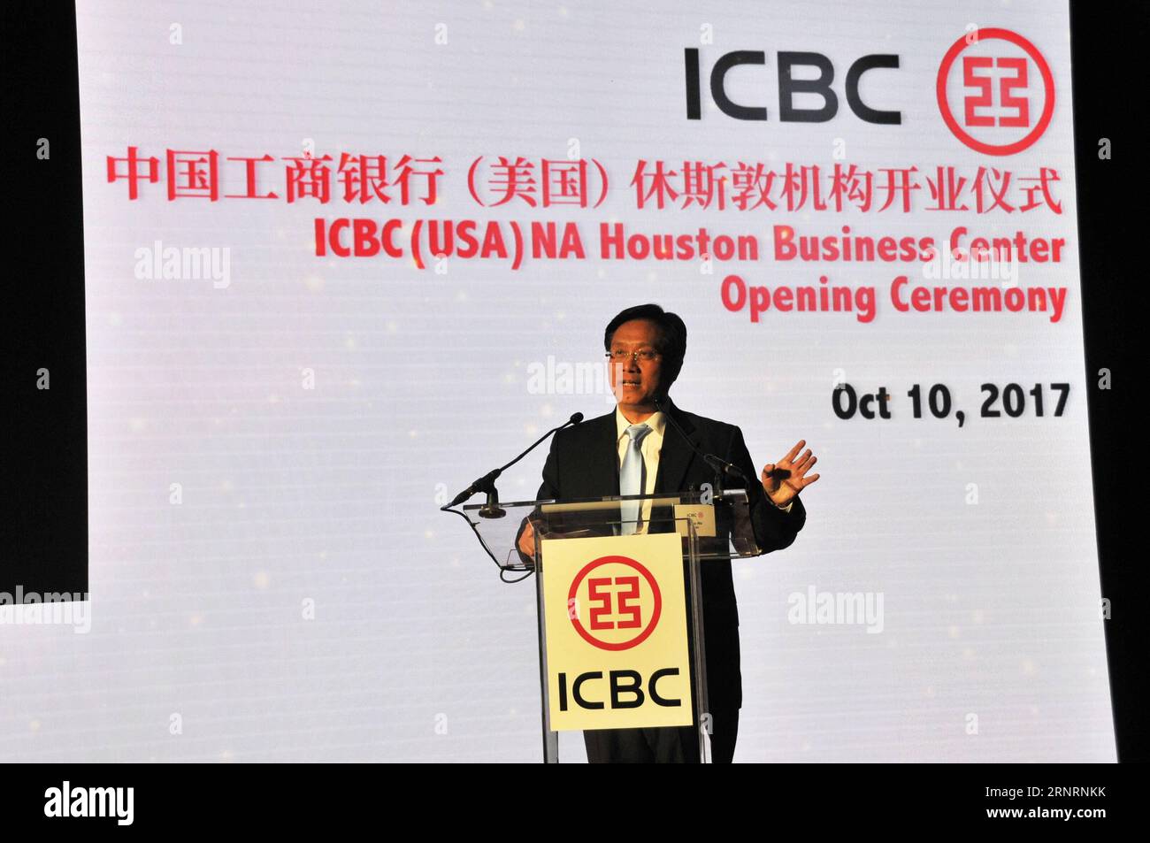(171011) -- HOUSTON, 11. Oktober 2017 -- ICBC Senior Executive Vice President Hao Hu spricht bei der Eröffnungszeremonie eines Geschäftszentrums in Houston, USA, 10. Oktober 2017. Die Industrial and Commercial Bank of China (USA) eröffnete am Dienstag ein Business Center in dieser US-Stadt, das erste einer chinesischen Bank im Süden der USA. ) (zcc) U.S.-HOUSTON-ICBC-BUSINESS CENTER-OPEN LiuxLiwei PUBLICATIONxNOTxINxCHN Stockfoto