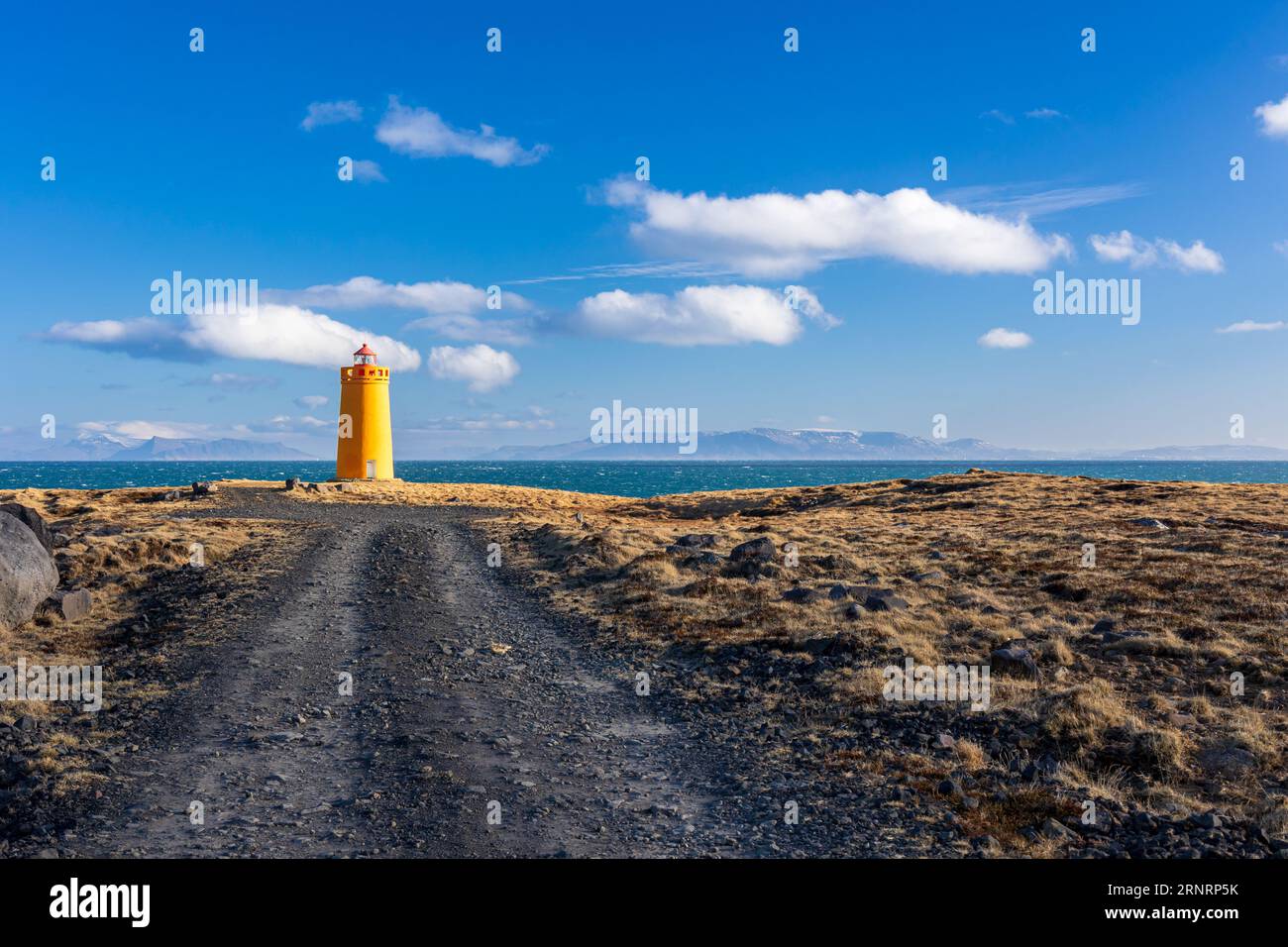 Leuchtturm an der Küste islands an einem kalten märztag Stockfoto