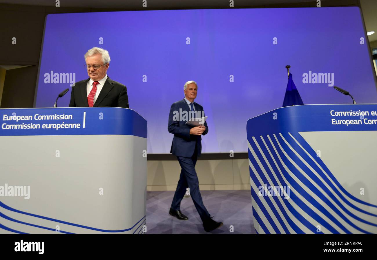 (171012) -- BRÜSSEL, 12. Oktober 2017 -- der britische Brexit-Sekretär David Davis (L) und der Chefunterhändler der Europäischen Union (EU) Michel Barnier treffen am Ende der fünften Verhandlungsrunde über Brexit-Gespräche in der EU-Kommission in Brüssel, Belgien, am 12. Oktober 2017 zu einer Pressekonferenz ein. Die Brexit-Gespräche befinden sich derzeit in einer verstörenden Sackgasse, aber kein Abkommen zwischen der EU und Großbritannien wäre ein schlechter Deal, sagte Michel Barnier am Donnerstag den Reportern. ) (Zjy) BELGIEN-BRÜSSEL-BREXIT TALKS-FÜNFTE RUNDEN-PRESSE-KONFERENZ YexPingfan PUBLICATIONxNOTxINxCHN Stockfoto