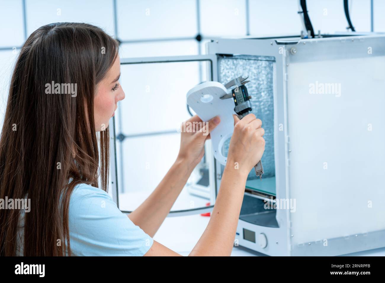 Forschung und Entwicklung: Wissenschaftler und Forscher verwenden 3D-Drucker für die schnelle Prototypenerstellung und Herstellung spezialisierter Laborgeräte; Geräte; Stockfoto