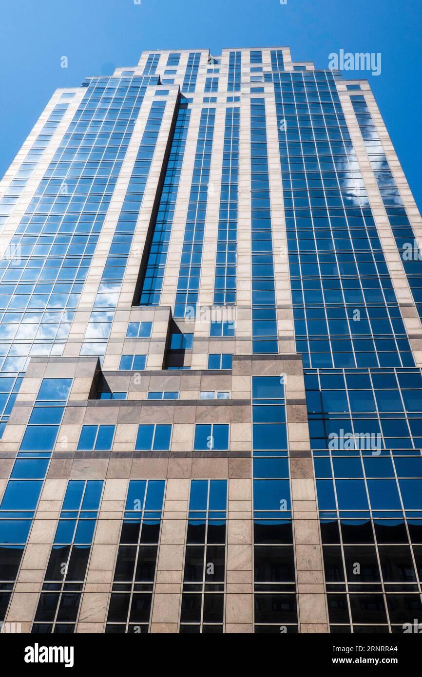 420 Fifth Avenue ist ein Hochhaus aus poliertem rotem Granit und Glas in Midtown, New York City, USA 2023 Stockfoto