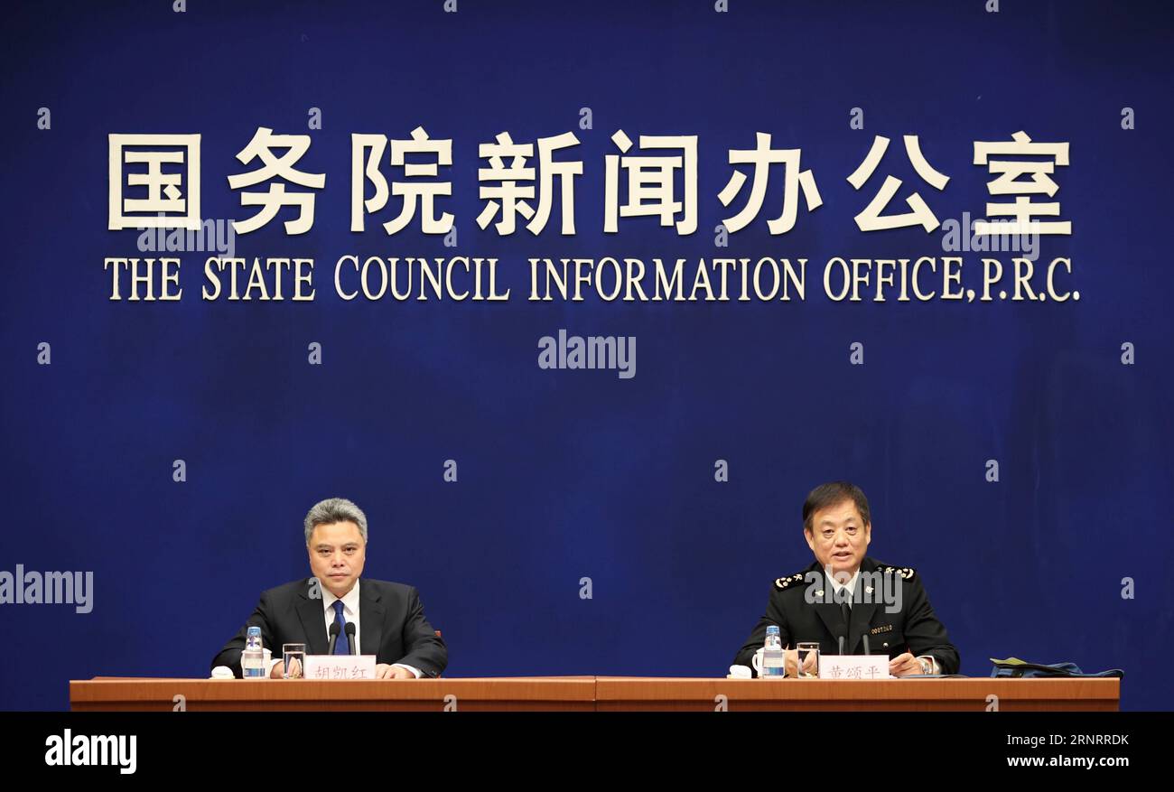 (171013) -- PEKING, 13. Oktober 2017 -- Huang Songping (R), Sprecher der Allgemeinen Zollverwaltung (GAC), spricht auf einer Pressekonferenz in Peking, Hauptstadt Chinas, 13. Oktober 2017. Chinas Warenhandelsvolumen stieg in den ersten drei Quartalen dieses Jahres um 16,6 Prozent auf 20,29 Billionen Yuan (3,08 Billionen US-Dollar), wie offizielle Daten am Freitag zeigten. )(wyo) CHINA-GOODS TRADE VOLUME-PRESS CONFERENCE (CN) CaixYang PUBLICATIONxNOTxINxCHN Stockfoto