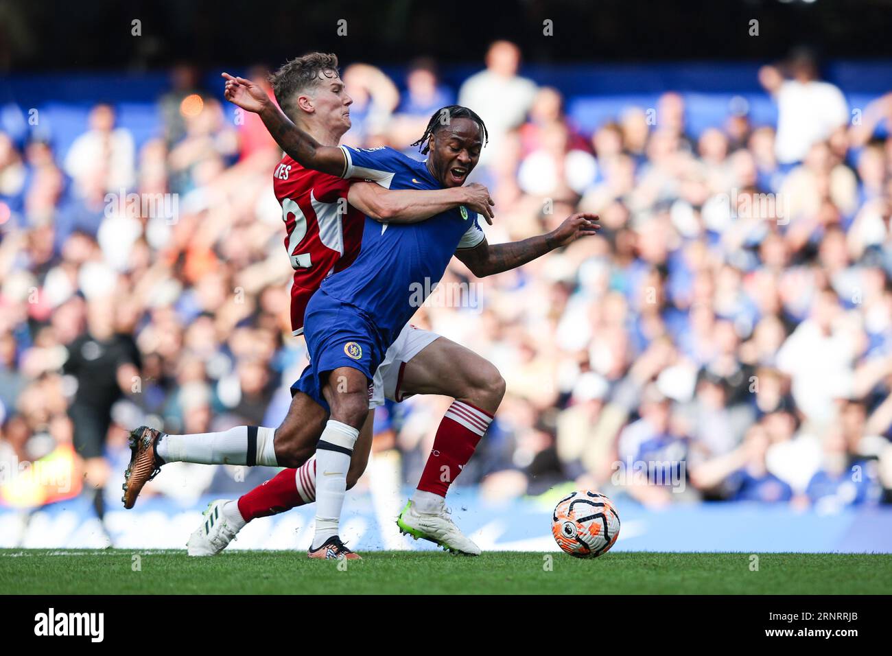 LONDON, UK - 2. September 2023: Raheem Sterling of Chelsea wird von Ryan Yates of Nottingham Forest während des Spiels der Premier League zwischen Chelsea und Nottingham Forest in Stamford Bridge verarscht (Credit: Craig Mercer/Alamy Live News) Stockfoto