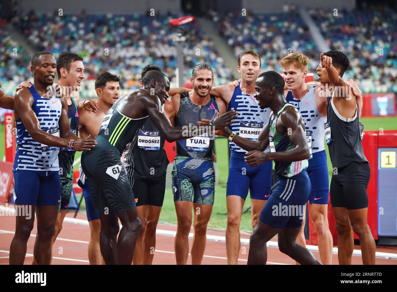 Xiamen, Chinas Provinz Fujian. September 2023. Marco AROP (Front L) aus Kanada und Emmanuel Wanyonyi aus Kenia feiern nach dem 800-m-Finale der Männer in der IAAF Diamond League in Xiamen, Provinz Fujian im Südosten Chinas, am 2. September 2023. Lin Shanchuan/Xinhua/Alamy Live News Stockfoto