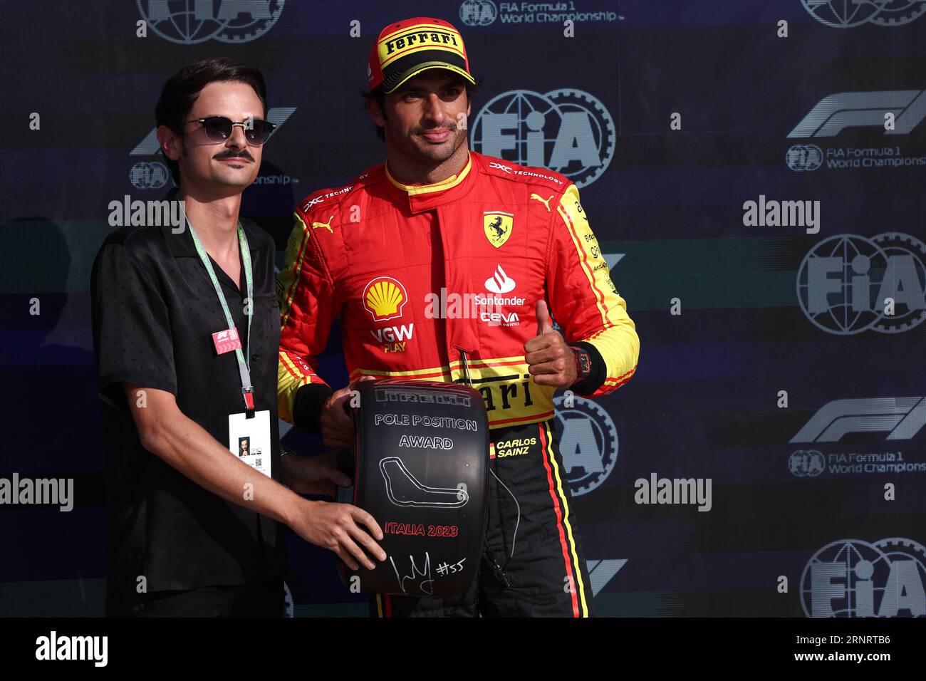 Monza, Italien. September 2023. Carlos Sainz von Ferrari wird mit dem Pirelli Pole Position Award von Fabio Rovazzi i im Park Ferme am Ende der Qualifikation für den F1 Grand Prix von Italien im Autodromo Nazionale am 2. September 2023 in Monza, Italien, ausgezeichnet. Credit: Marco Canoniero/Alamy Live News Credit: Marco Canoniero/Alamy Live News Stockfoto