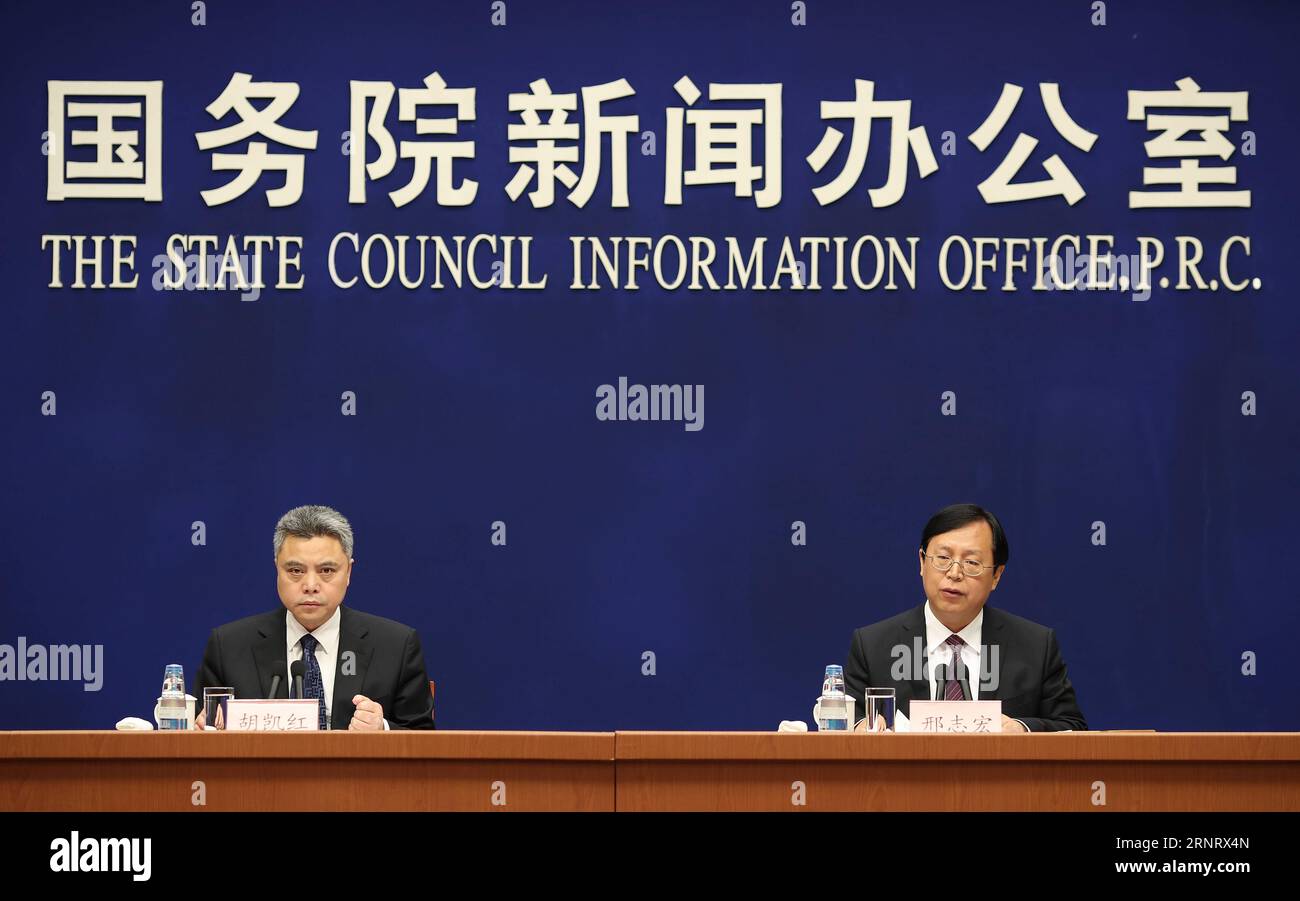 (171019) -- PEKING, 19. Oktober 2017 -- der Sprecher des National Bureau of Statistics (NBS) Xing Zhihong (R) nimmt am 19. Oktober 2017 an einer Pressekonferenz in Peking, der Hauptstadt Chinas, Teil. Die chinesische Wirtschaft setzte ihr starkes Wachstum in den ersten drei Quartalen dieses Jahres fort, wobei das Bruttoinlandsprodukt im Vergleich zum Vorjahr um 6,9 Prozent auf 59,3288 Billionen Yuan (etwa 8,9614 Billionen US-Dollar) stieg, wie offizielle Daten am Donnerstag zeigten. )(mcg) CHINA-BEIJING-ECONOMY-PRESS CONFERENCE (CN) CaixYang PUBLICATIONxNOTxINxCHN Stockfoto