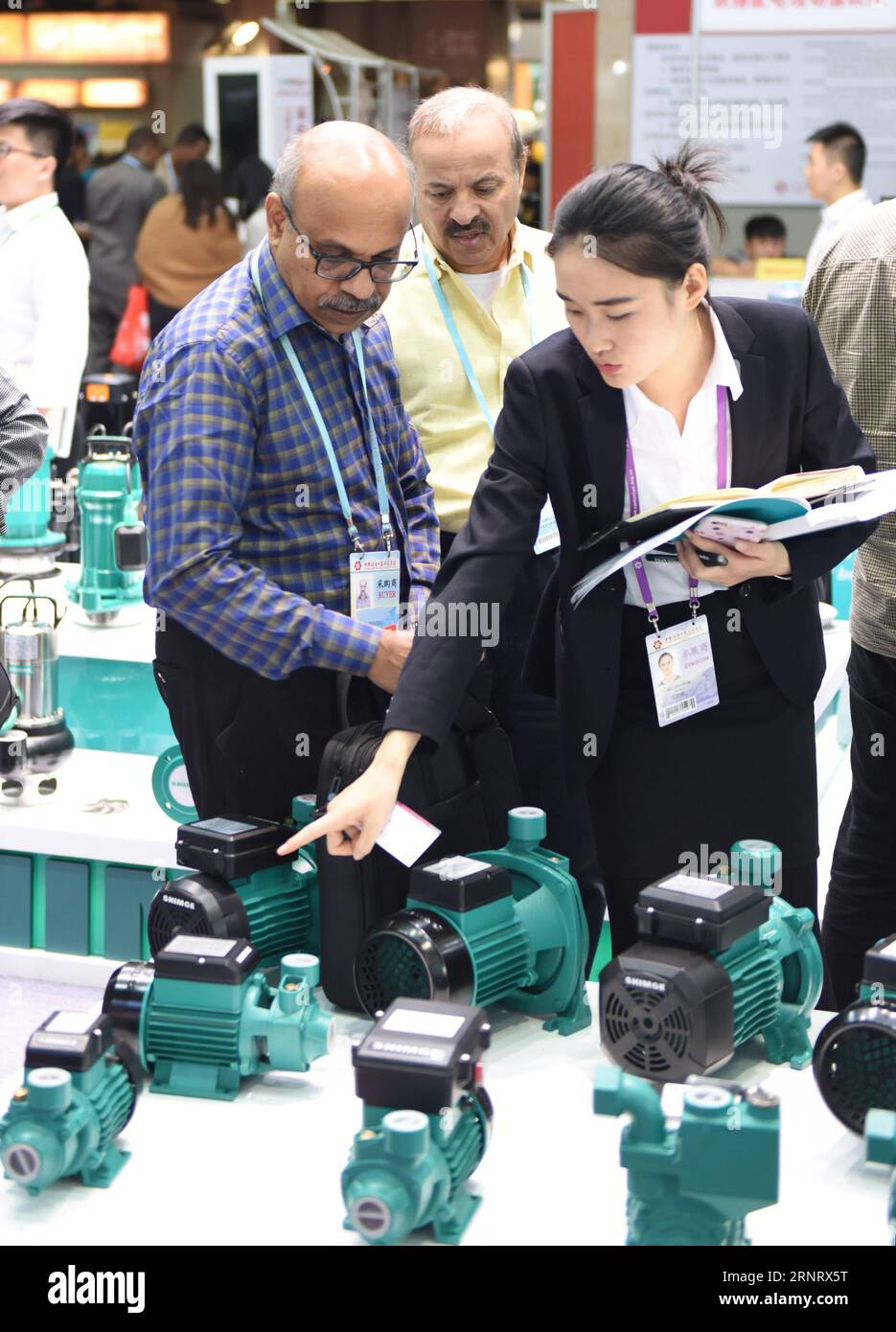 (171019) -- GUANGZHOU, 19. Oktober 2017 -- Händler wählen Wasserpumpe während der 122. China Import and Export Fair, allgemein bekannt als Canton Fair, in Guangzhou, südchinesische Provinz Guangdong, 19. Oktober 2017. Die Phase 1 der Kantonsmesse endete hier am Donnerstag. Die Phase 2 der Veranstaltung findet vom 23. Bis 27. Oktober statt. )(mcg) CHINA-GUANGZHOU-KANTON FAIR-PHASE 1 (CN) LuxHanxin PUBLICATIONxNOTxINxCHN Stockfoto