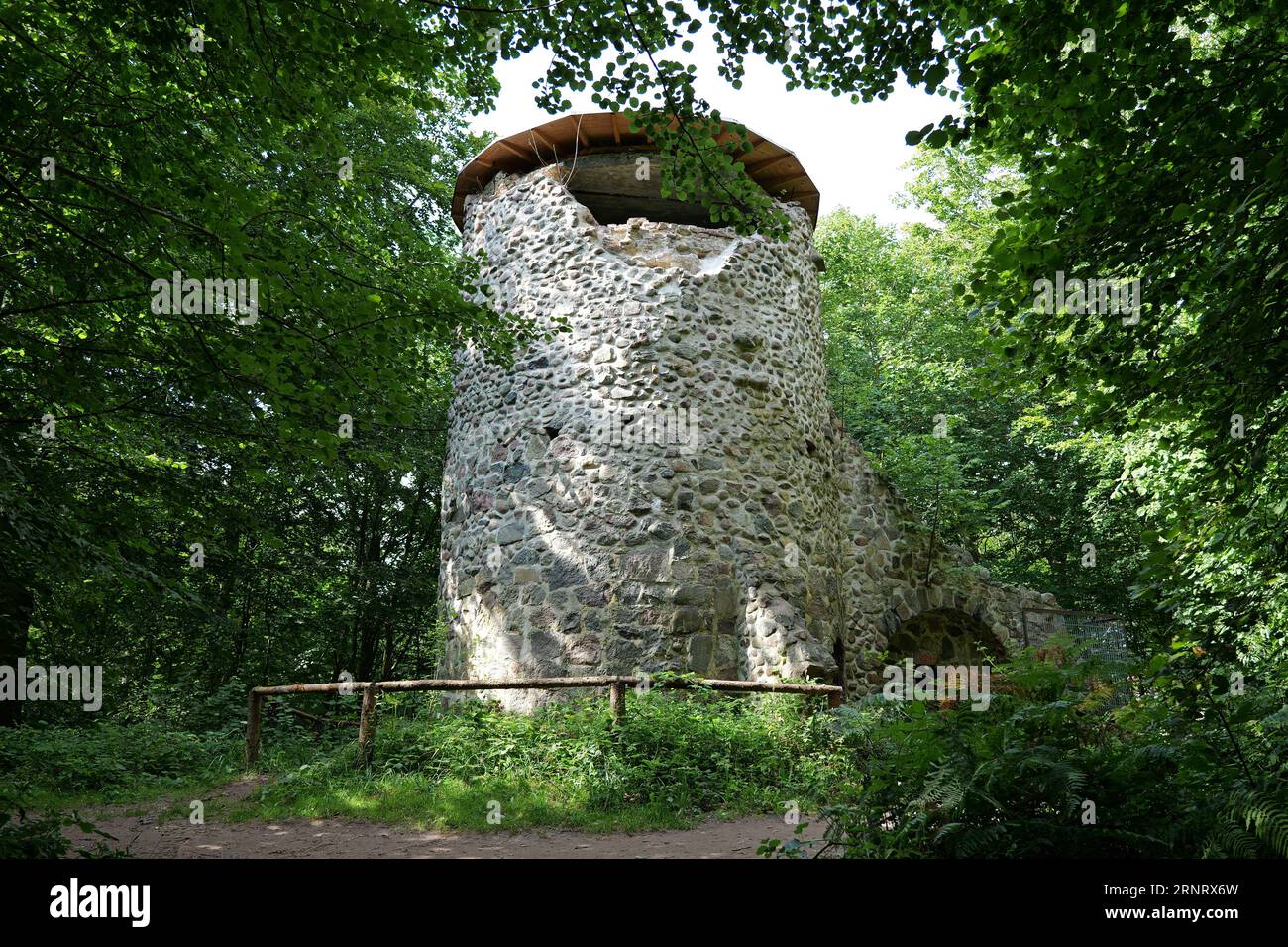 Der Wasserturm befindet sich auf der Insel Rügen in Lietzow, im Semperwaldpark. Sie wurde um 1920 in Form einer mittelalterlichen Burg erbaut Stockfoto