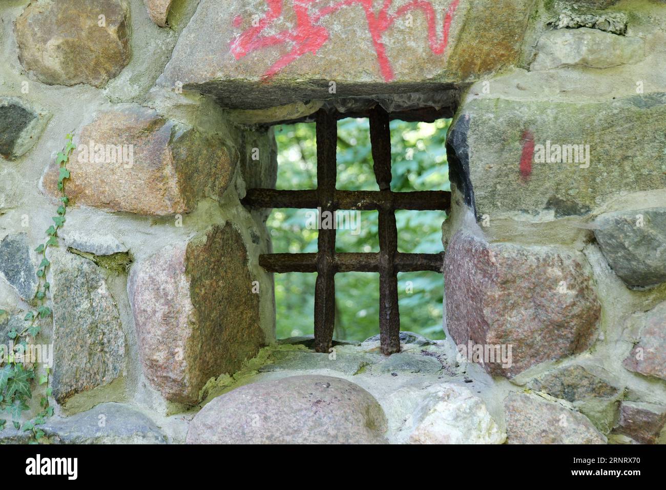 Der Wasserturm befindet sich auf der Insel Rügen in Lietzow, im Semperwaldpark. Sie wurde um 1920 in Form einer mittelalterlichen Burg erbaut Stockfoto