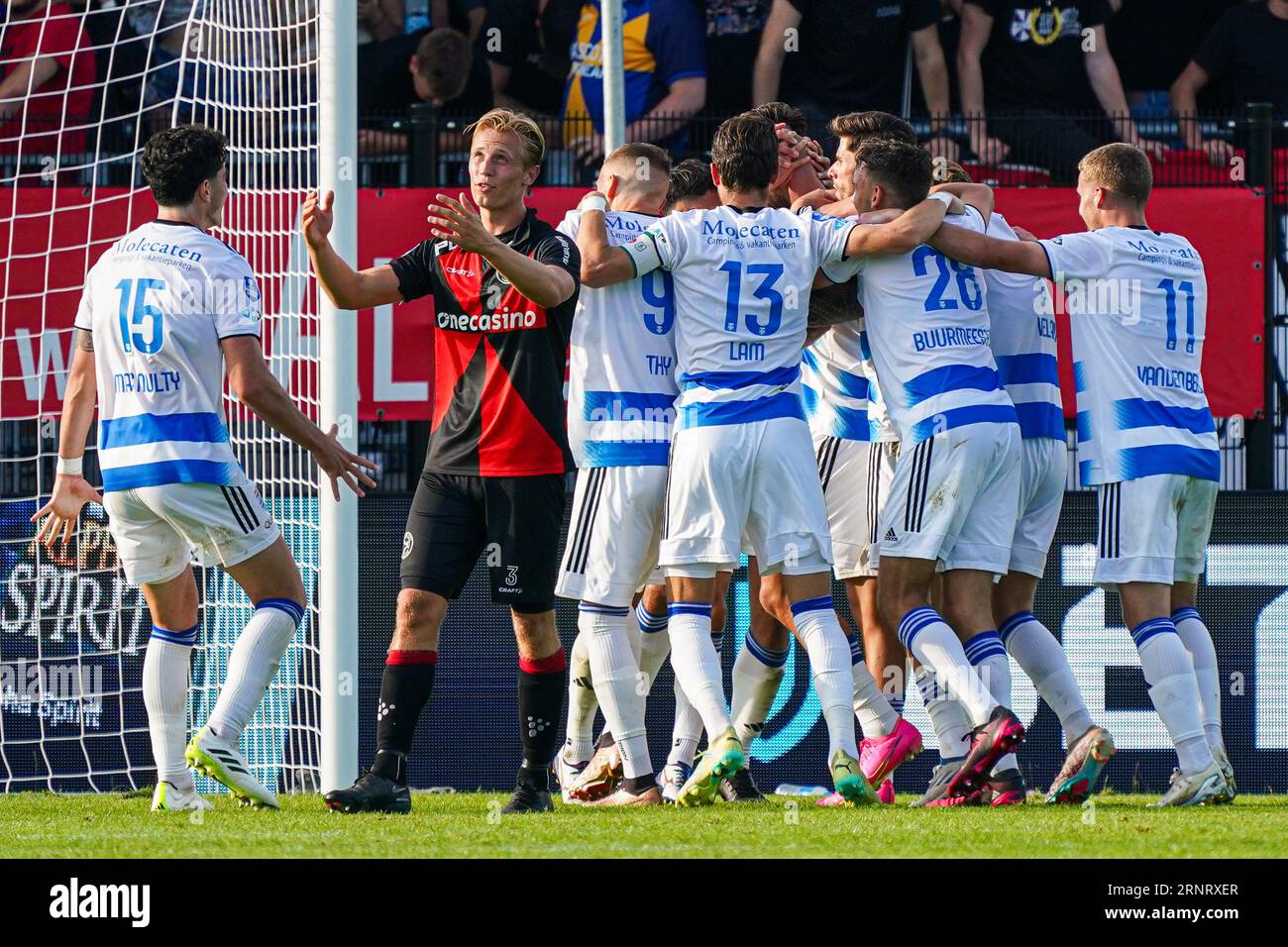 ALMERE, NIEDERLANDE - 2. SEPTEMBER: Apostolos Vellios von PEC Zwolle feiert nach dem zweiten Tor seines Teams Lennart Thy von PEC Zwolle, Thomas Lam von PEC Zwolle, Zico Buurmeester von PEC Zwolle, Davy van den Berg von PEC Zwolle, Anselmo Garcia MacNulty von PEC Zwolle, Joey Jacobs vom Almere City FC sieht deprimiert aus, nachdem er sein zweites Tor im niederländischen Eredivisie-Spiel zwischen Almere City FC und PEC Zwolle am 2. September 2023 im Yanmar Stadion in Almere, Niederlande, erzielt hat. (Foto: Jeroen Meuwsen/Orange Pictures) Stockfoto