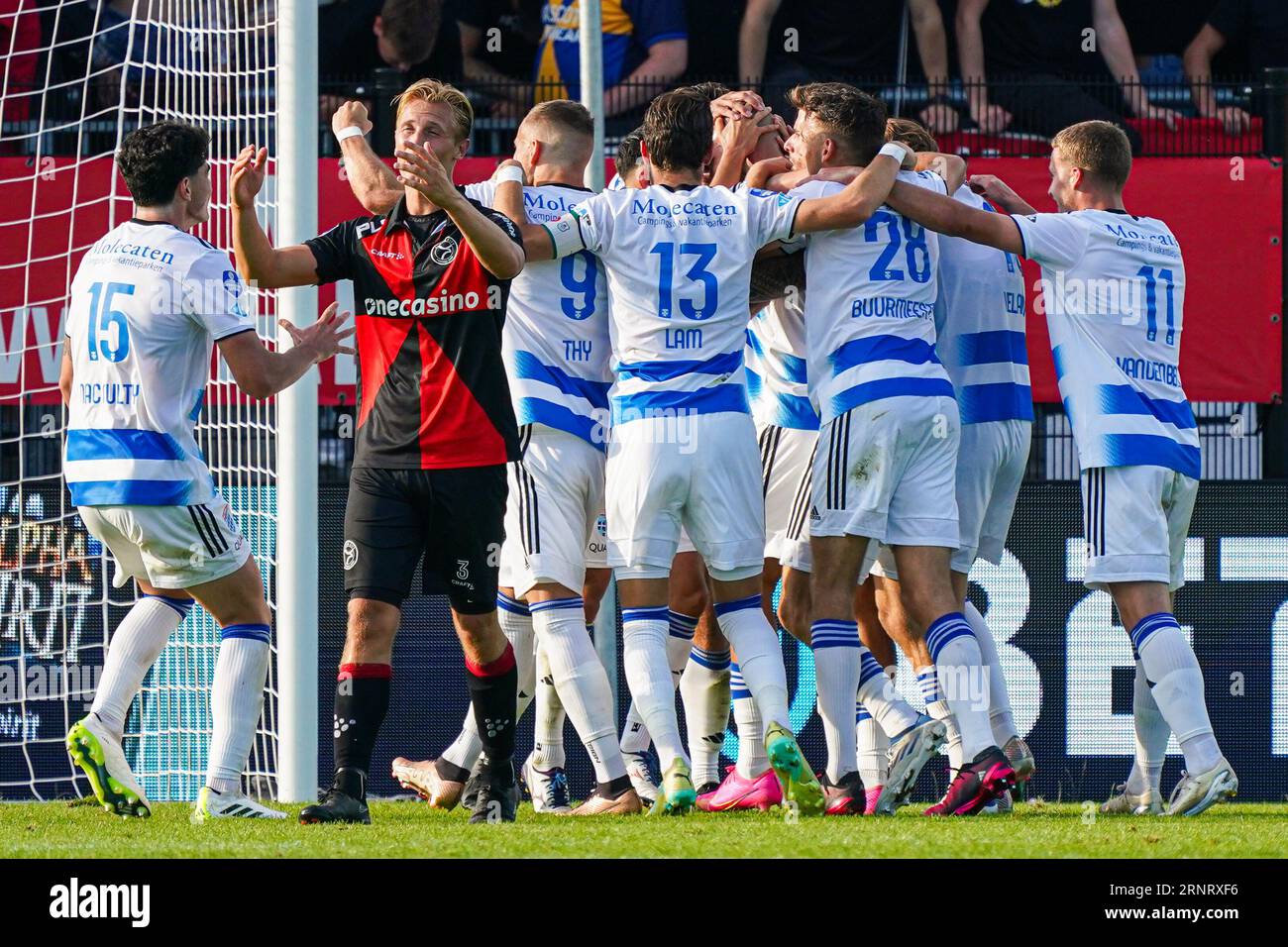 ALMERE, NIEDERLANDE - 2. SEPTEMBER: Apostolos Vellios von PEC Zwolle feiert nach dem zweiten Tor seines Teams Lennart Thy von PEC Zwolle, Thomas Lam von PEC Zwolle, Zico Buurmeester von PEC Zwolle, Davy van den Berg von PEC Zwolle, Anselmo Garcia MacNulty von PEC Zwolle, Joey Jacobs vom Almere City FC sieht deprimiert aus, nachdem er sein zweites Tor im niederländischen Eredivisie-Spiel zwischen Almere City FC und PEC Zwolle am 2. September 2023 im Yanmar Stadion in Almere, Niederlande, erzielt hat. (Foto: Jeroen Meuwsen/Orange Pictures) Stockfoto