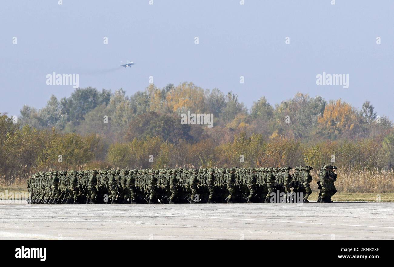(171020) -- BELGRAD, 20. Oktober 2017 -- Mitglieder der serbischen Infanterie marschieren am 20. Oktober 2017 während einer Militärparade und einer Flugschau auf dem Flughafen in Batajnica bei Belgrad. Serbien veranstaltete am Freitag eine Militärparade und eine Flugschau, um den 73. Jahrestag der Befreiung seiner Hauptstadt während des Zweiten Weltkriegs zu feiern. (Zjl) SERBIEN-BELGRAD-73. JAHRESTAG der BEFREIUNG PredragxMilosavljevic PUBLICATIONxNOTxINxCHN Stockfoto