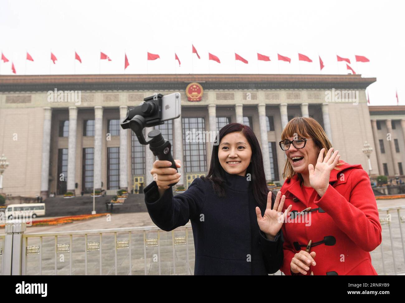 (171021) -- PEKING, 21. Oktober 2017 -- Helen Bentley (R), eine ausländische Journalistin bei der Xinhua Nachrichtenagentur, und ihr Kollege Miao Xiaojuan führen eine Live-Übertragung auf Xinhuas offizielle Social-Media-Konten vor der Großen Halle des Volkes in Peking, Hauptstadt von China, 18. Oktober 2017 durch. Von einer Reihe ausländischer Journalisten, die über den 19. Nationalkongress der Kommunistischen Partei Chinas (KPCh) berichten, gehören Helen Bentley und Maria Bulynina, beide zusammen mit der Xinhua Nachrichtenagentur, zu ihnen. Die Xinhua News Agency, Chinas staatliche Nachrichtenagentur, schickt zum ersten Mal in der Geschichte ausländische Journalisten, um über Parteiverbrechen zu berichten Stockfoto