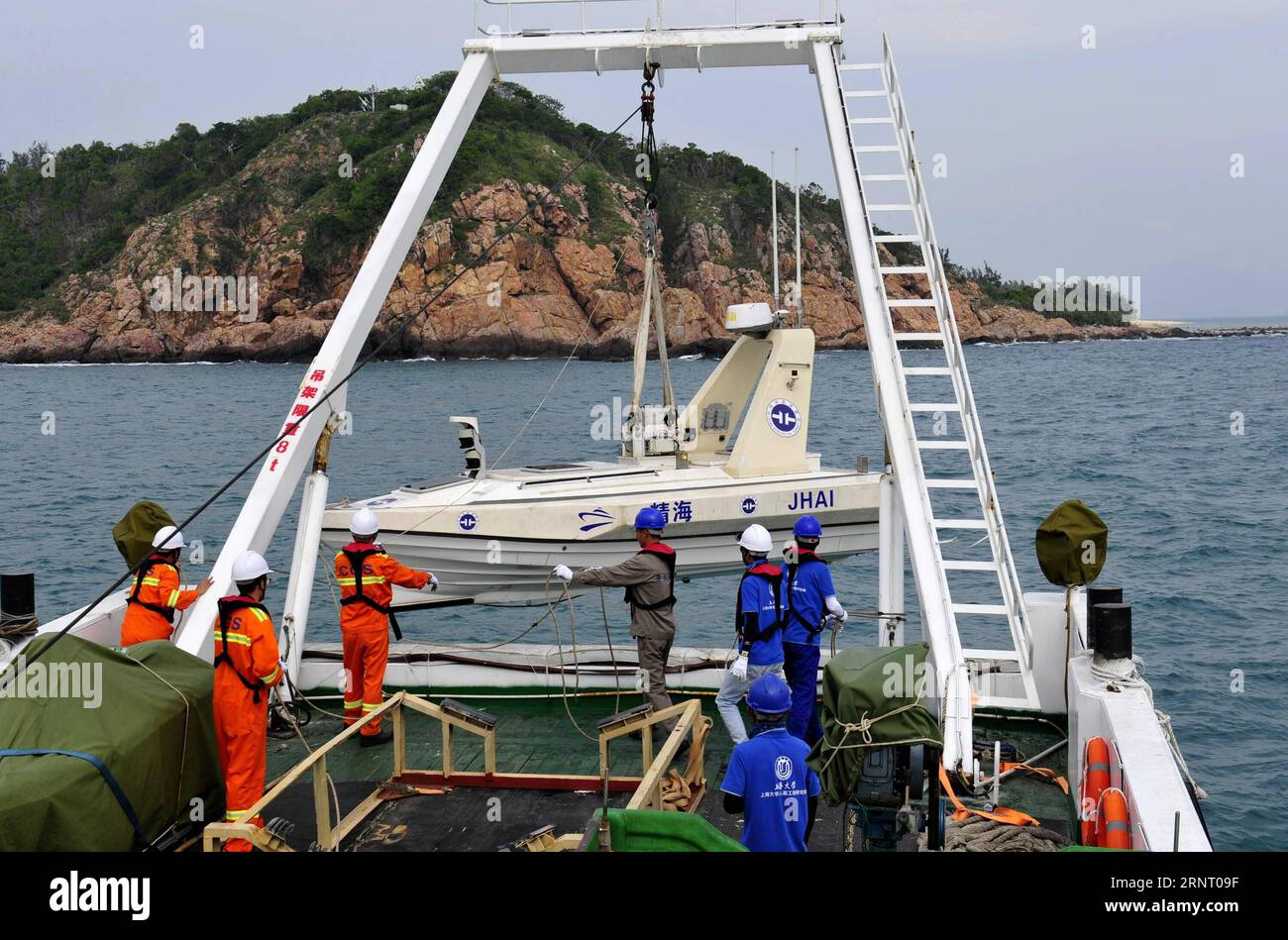 (171023) -- SHANGHAI, 23. Oktober 2017 -- Surveyors transportieren unbemanntes Boot Jinghai Nr. 3 in Wasser in Sanya, Südchinesische Provinz Hainan, 23. Oktober 2017. China hat zwei unbemannte Boote entsandt, um an einer geologischen Untersuchung entlang seiner 18.000 km langen Küste teilzunehmen, insbesondere in den wichtigsten Küstengebieten. Guangzhou Marine Geological Survey hat zwei unbemannte Boote eingeführt, die von der Universität Shanghai entwickelt wurden, um Daten zu sammeln und Videos zu machen, die früher von Vermessern gemacht wurden. ) (Zkr) CHINA-SANYA-GEOLOGICAL SURVEY(CN) ZhangxJiansong PUBLICATIONxNOTxINxCHN Stockfoto
