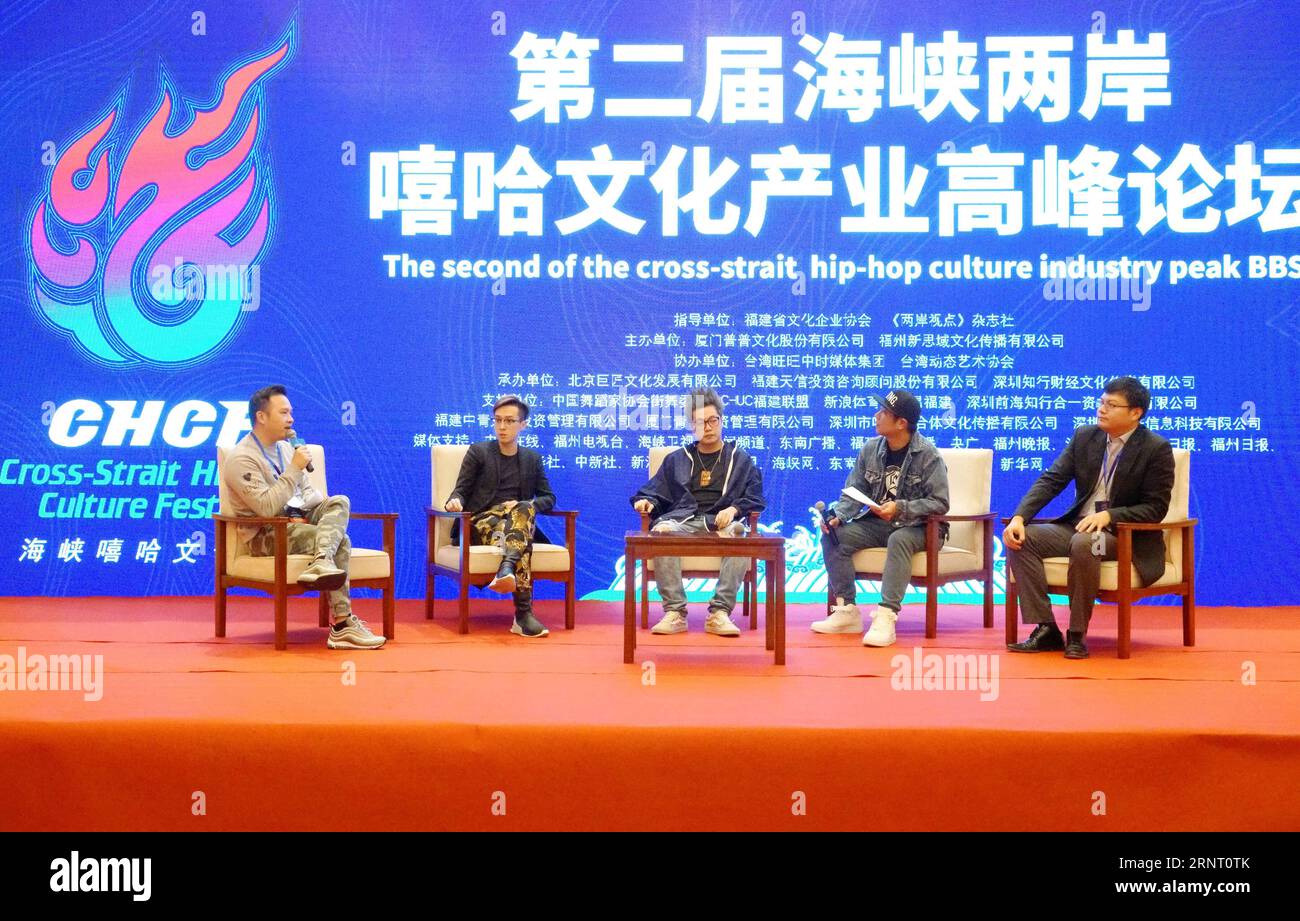 (171024) -- FUZHOU, 24. Oktober 2017 -- Delegierte nehmen am zweiten sprunghaften Höhepunkt der Hip-Hop-Kultur-Industrie in Fuzhou, der Hauptstadt der südöstlichen chinesischen Provinz Fujian, am 24. Oktober 2017 Teil. Das Cross-Strait Hip-Hop Culture Festival und der zweite Cross-Strait Hip-Hop-Kultur-Gipfel BBS eröffneten am Dienstag in Fuzhou, wo Delegierte die Zusammenarbeit in der Hip-Hop-Industrie diskutierten. (zhs) CHINA-FUJIAN-CROSS-STRAIT-HIP-HOP-FESTIVAL (CN) LinxShanchuan PUBLICATIONxNOTxINxCHN Stockfoto