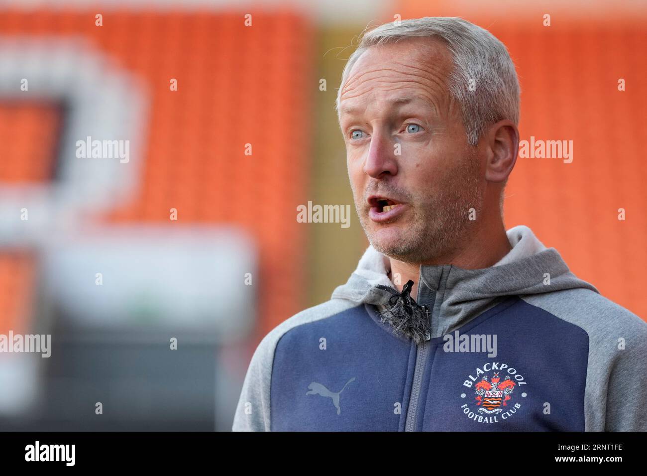 Neil Critchley, Manager von Blackpool, gibt ein Interview nach dem