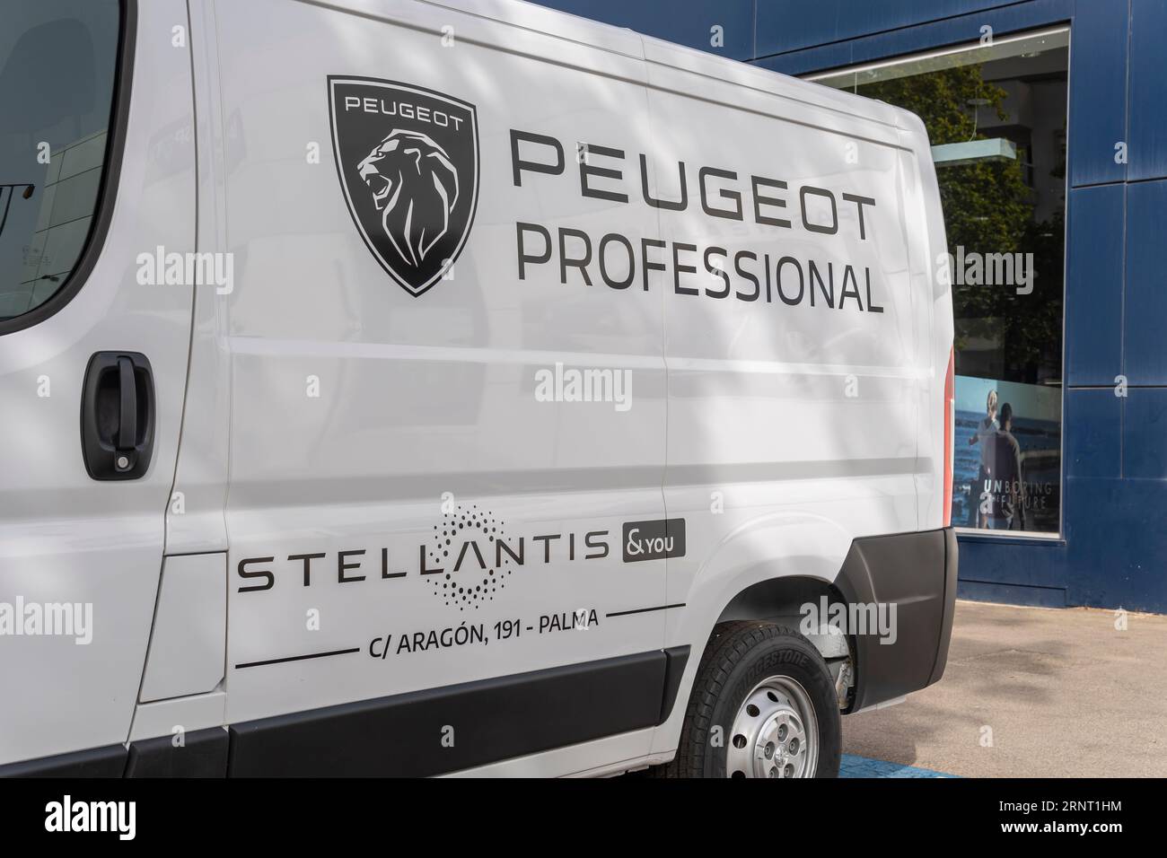 Palma de Mallorca, Spanien; 10. august 2023: Hauptfassade eines Autohauses des multinationalen Unternehmens Peugeot. Palma de Mallorca, Spanien Stockfoto