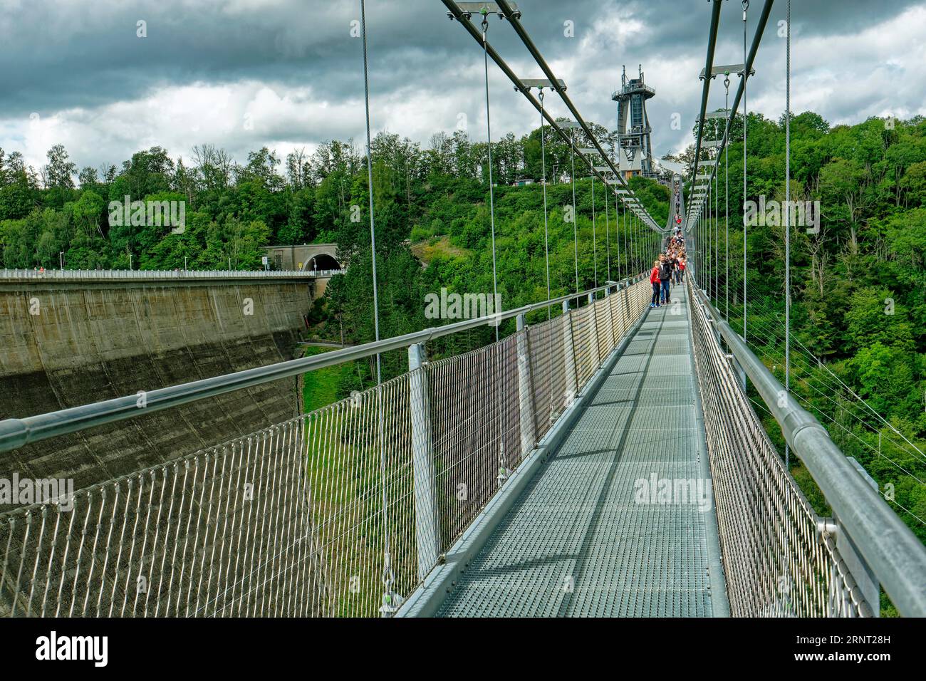 483 Meter lange Titan RT Hängeseilbrücke über den Rappbode-Damm und den Solitaire-Aussichtsturm bei Elbingerode im Harz Stockfoto