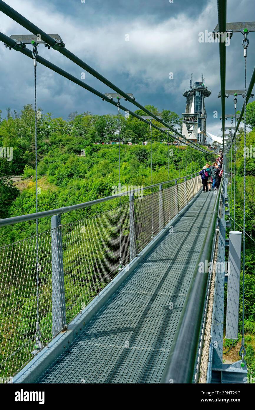 483 Meter lange Titan RT Hängeseilbrücke über den Rappbode-Damm und den Solitaire-Aussichtsturm bei Elbingerode im Harz Stockfoto