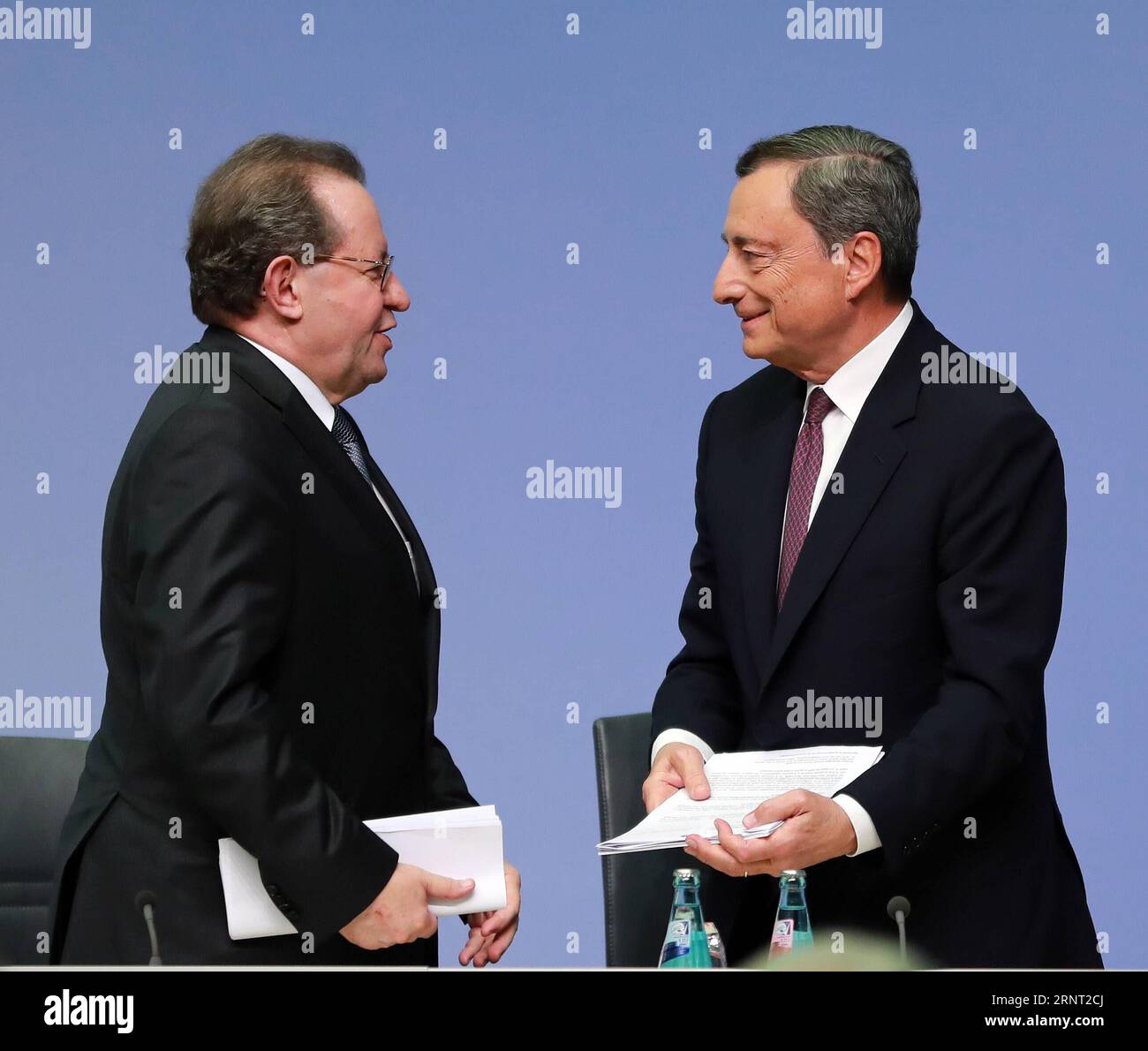 EZB-Pressekonferenz mit Mario Draghi in Frankfurt (171026) -- FRANKFURT, 26. Oktober 2017 -- der Präsident der Europäischen Zentralbank (EZB) Mario Draghi (R) und der Vizepräsident der EZB Vitor Constancio nehmen am 26. Oktober 2017 an einer Pressekonferenz im EZB-Hauptsitz in Frankfurt Teil. Die EZB hat am Donnerstag beschlossen, dass der Basiszinssatz der Eurozone bei 0,00 Prozent bleiben wird.) (Zjy) DEUTSCHLAND-FRANKFURT-EZB-ZINSSATZ LuoxHuanhuan PUBLICATIONxNOTxINxCHN Stockfoto