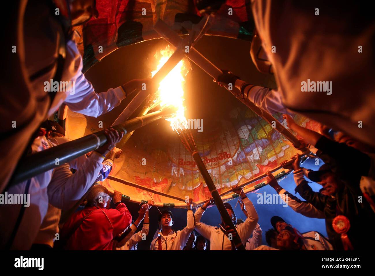 (171027) -- TAUNGGYI (MYANMAR), 27. Oktober 2017 -- die Menschen bereiten sich darauf vor, während des Tazaungdaing-Festivals in Taunggyi, Myanmar, am 26. Oktober 2017 einen Heißluftballon freizugeben. Das Tazaungdaing Festival, auch bekannt als das Festival der Lichter, das im achten Monat des traditionellen myanmarischen Kalenders auf den Vollmondtag fällt, wird als Nationalfeiertag in Myanmar gefeiert und markiert das Ende der Regenzeit. ) (whw) MYANMAR-TAUNGGYI-TAZAUNGDAING FESTIVAL UxAung PUBLICATIONxNOTxINxCHN Stockfoto