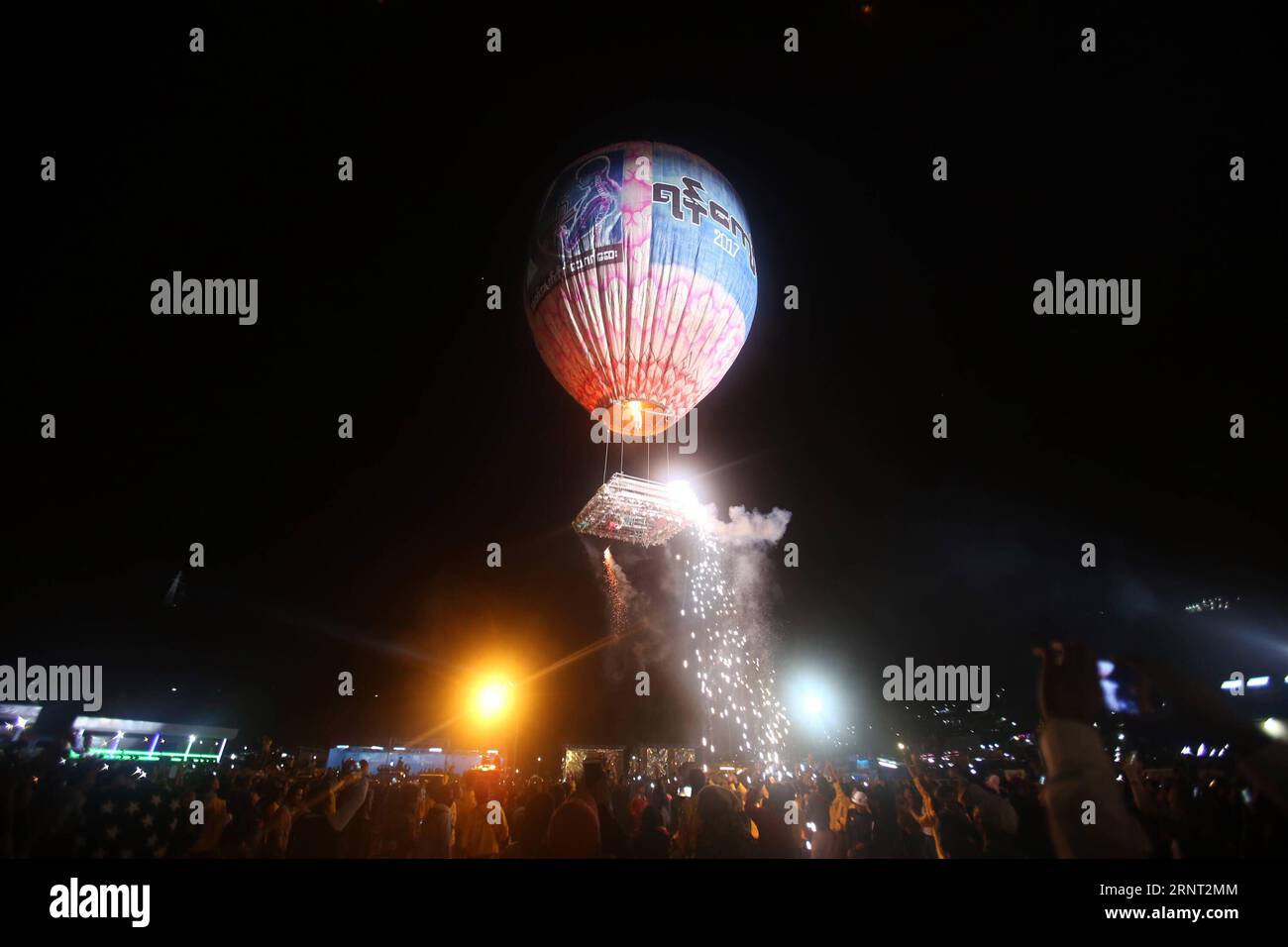 (171027) -- TAUNGGYI (MYANMAR), 27. Oktober 2017 -- Menschen lassen einen Heißluftballon während des Tazaungdaing-Festivals in Taunggyi, Myanmar am 26. Oktober 2017 frei. Das Tazaungdaing Festival, auch bekannt als das Festival der Lichter, das im achten Monat des traditionellen myanmarischen Kalenders auf den Vollmondtag fällt, wird als Nationalfeiertag in Myanmar gefeiert und markiert das Ende der Regenzeit. ) (whw) MYANMAR-TAUNGGYI-TAZAUNGDAING FESTIVAL UxAung PUBLICATIONxNOTxINxCHN Stockfoto