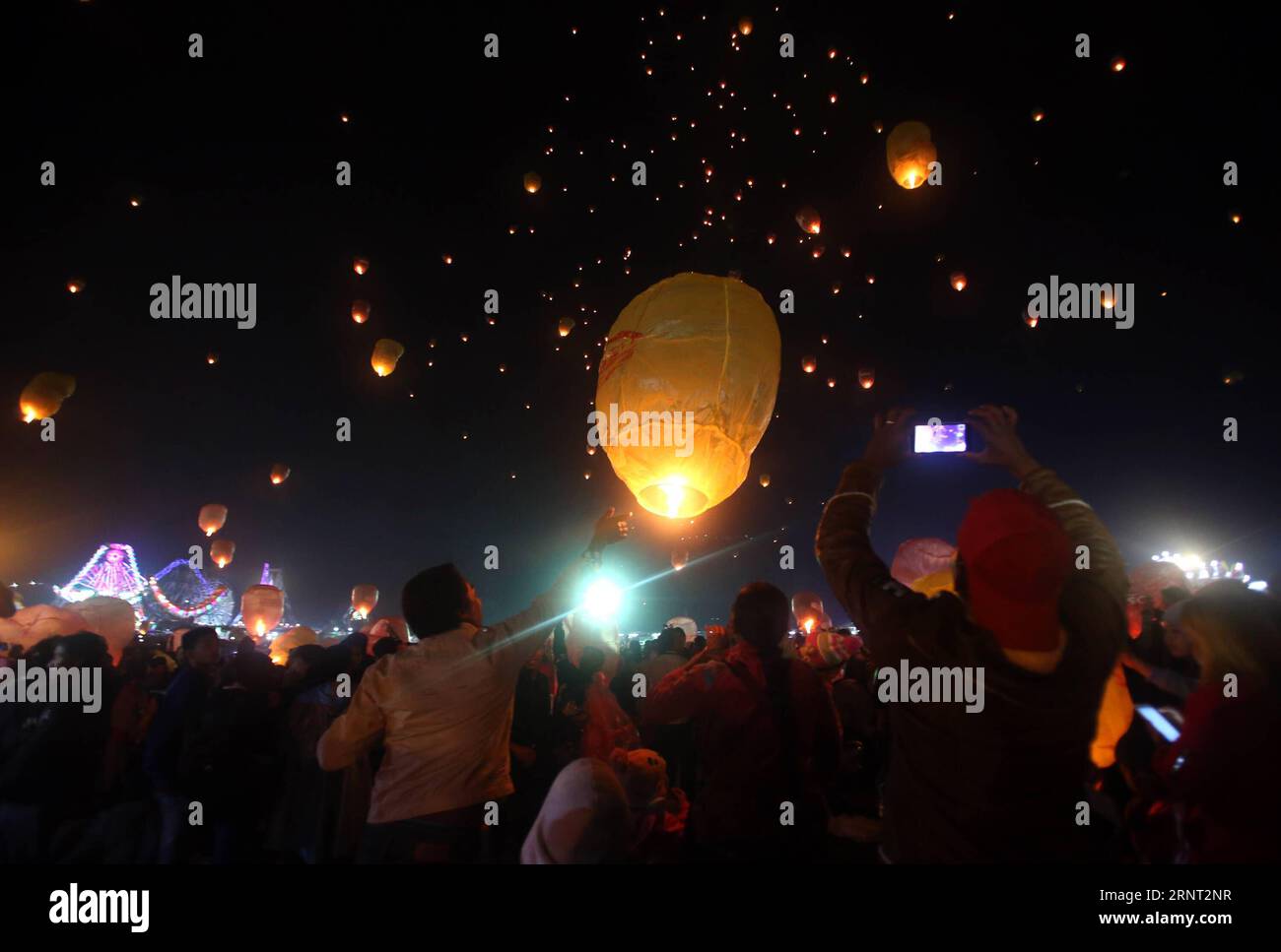 (171027) -- TAUNGGYI (MYANMAR), 27. Oktober 2017 -- die Menschen lassen Himmelslaternen während des Tazaungdaing-Festivals in Taunggyi, Myanmar, am 26. Oktober 2017 frei. Das Tazaungdaing Festival, auch bekannt als das Festival der Lichter, das im achten Monat des traditionellen myanmarischen Kalenders auf den Vollmondtag fällt, wird als Nationalfeiertag in Myanmar gefeiert und markiert das Ende der Regenzeit. ) (whw) MYANMAR-TAUNGGYI-TAZAUNGDAING FESTIVAL UxAung PUBLICATIONxNOTxINxCHN Stockfoto
