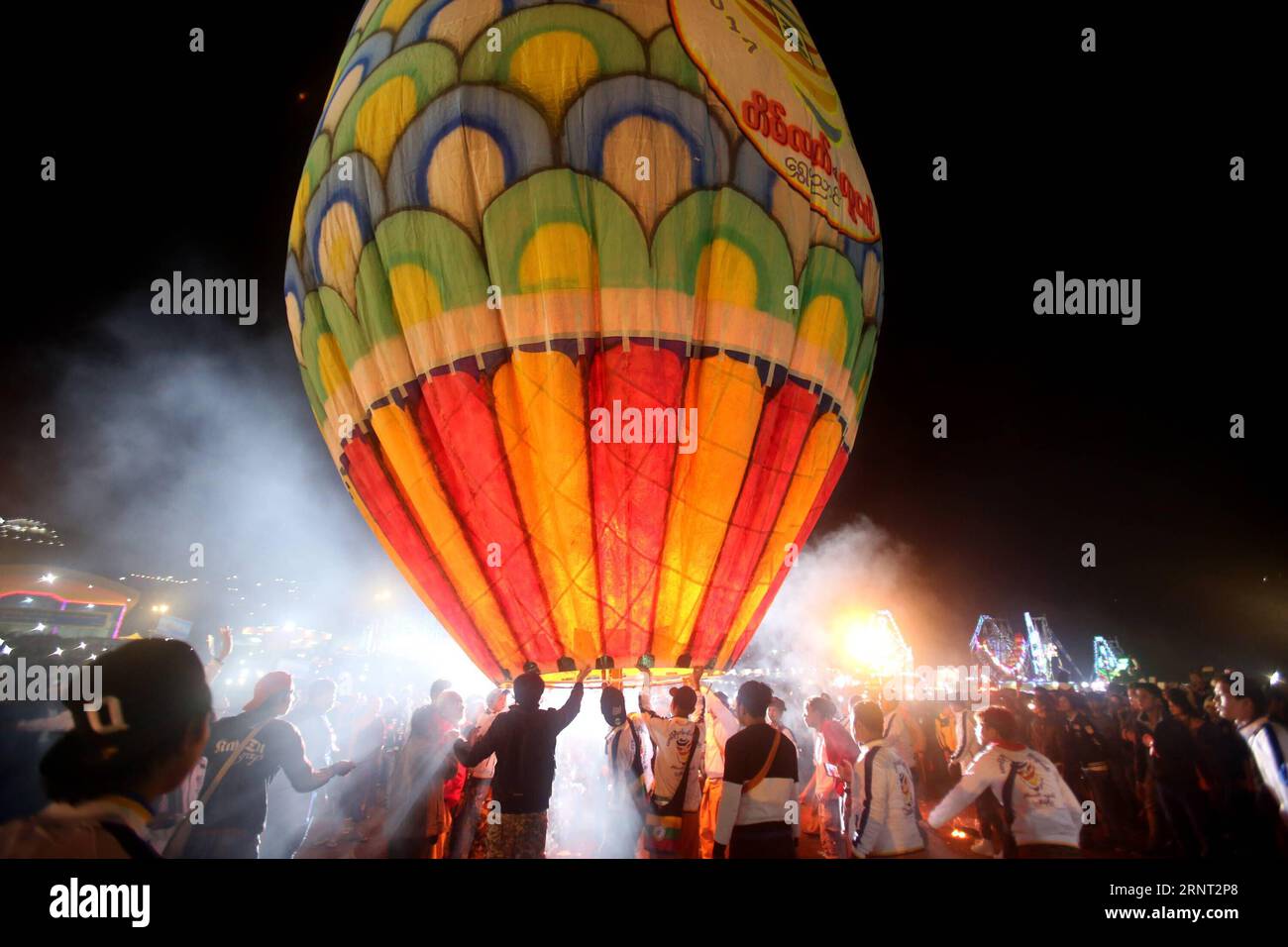 (171027) -- TAUNGGYI (MYANMAR), 27. Oktober 2017 -- die Menschen bereiten sich darauf vor, während des Tazaungdaing-Festivals in Taunggyi, Myanmar, am 26. Oktober 2017 einen Heißluftballon freizugeben. Das Tazaungdaing Festival, auch bekannt als das Festival der Lichter, das im achten Monat des traditionellen myanmarischen Kalenders auf den Vollmondtag fällt, wird als Nationalfeiertag in Myanmar gefeiert und markiert das Ende der Regenzeit. ) (whw) MYANMAR-TAUNGGYI-TAZAUNGDAING FESTIVAL UxAung PUBLICATIONxNOTxINxCHN Stockfoto