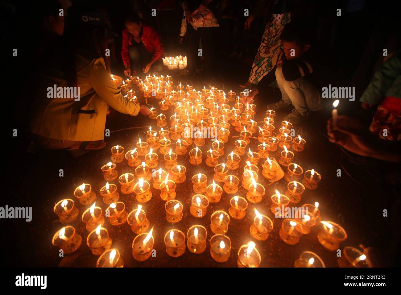 (171027) -- TAUNGGYI (MYANMAR), 27. Oktober 2017 -- Menschen zünden Kerzen während des Tazaungdaing-Festivals in Taunggyi, Myanmar am 26. Oktober 2017 an. Das Tazaungdaing Festival, auch bekannt als das Festival der Lichter, das im achten Monat des traditionellen myanmarischen Kalenders auf den Vollmondtag fällt, wird als Nationalfeiertag in Myanmar gefeiert und markiert das Ende der Regenzeit. ) (whw) MYANMAR-TAUNGGYI-TAZAUNGDAING FESTIVAL UxAung PUBLICATIONxNOTxINxCHN Stockfoto